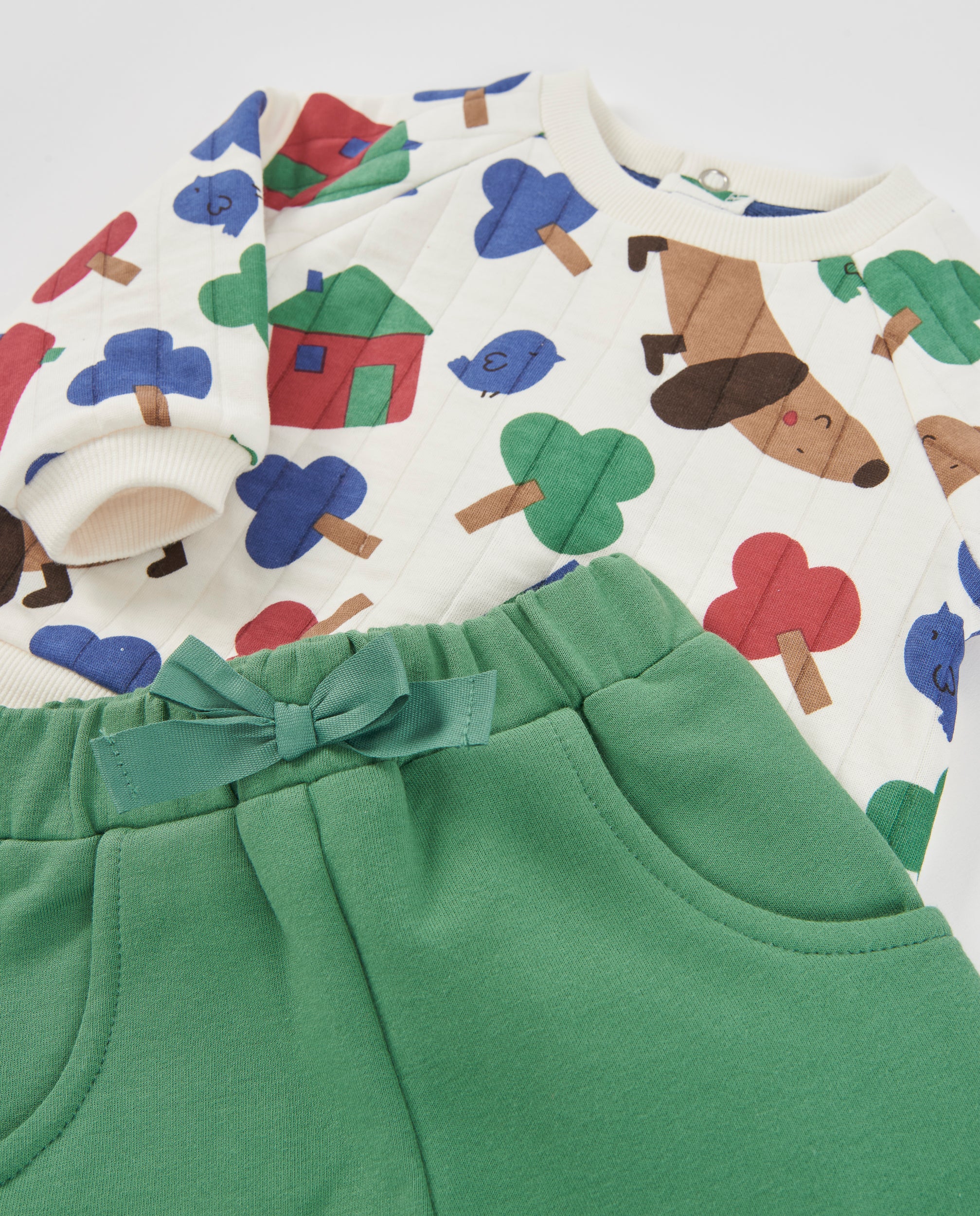 Conjunto de felpa de bebé con bolsillo frontal estampado
