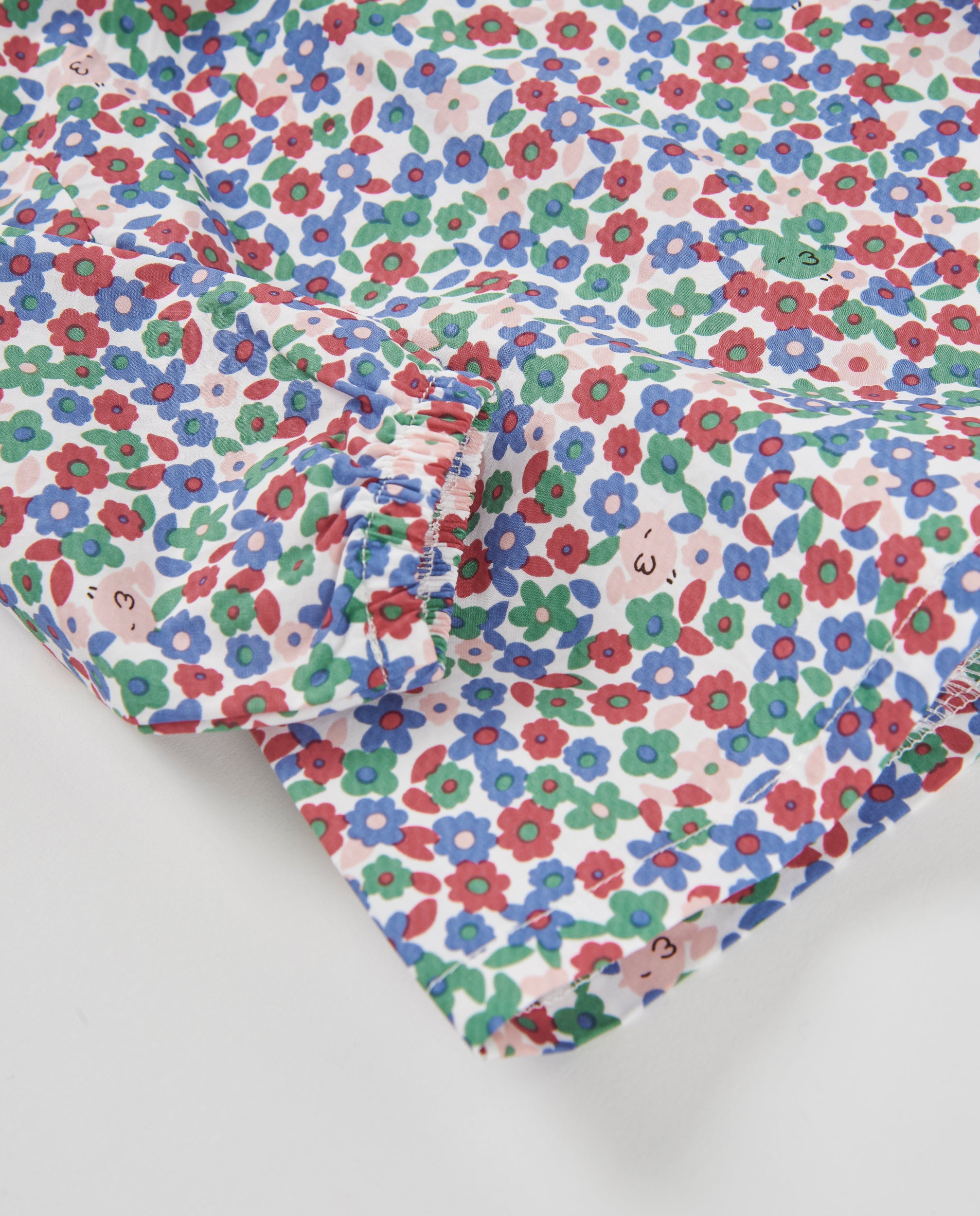 Conjunto de bebé con blusa floral de tela plana y pantalón de punto