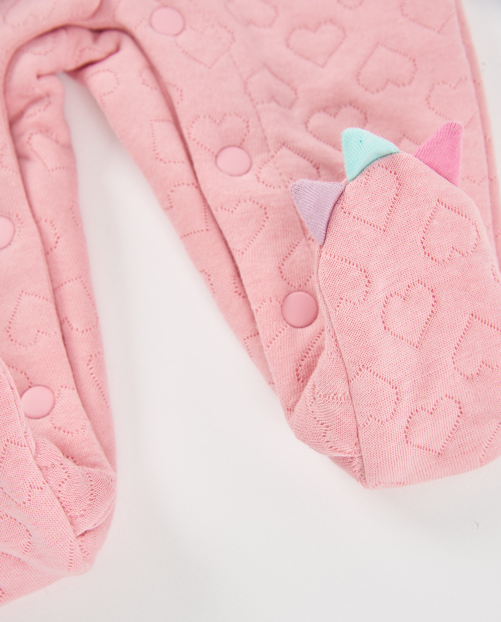 Pelele de punto de bebé con corazones en relieve