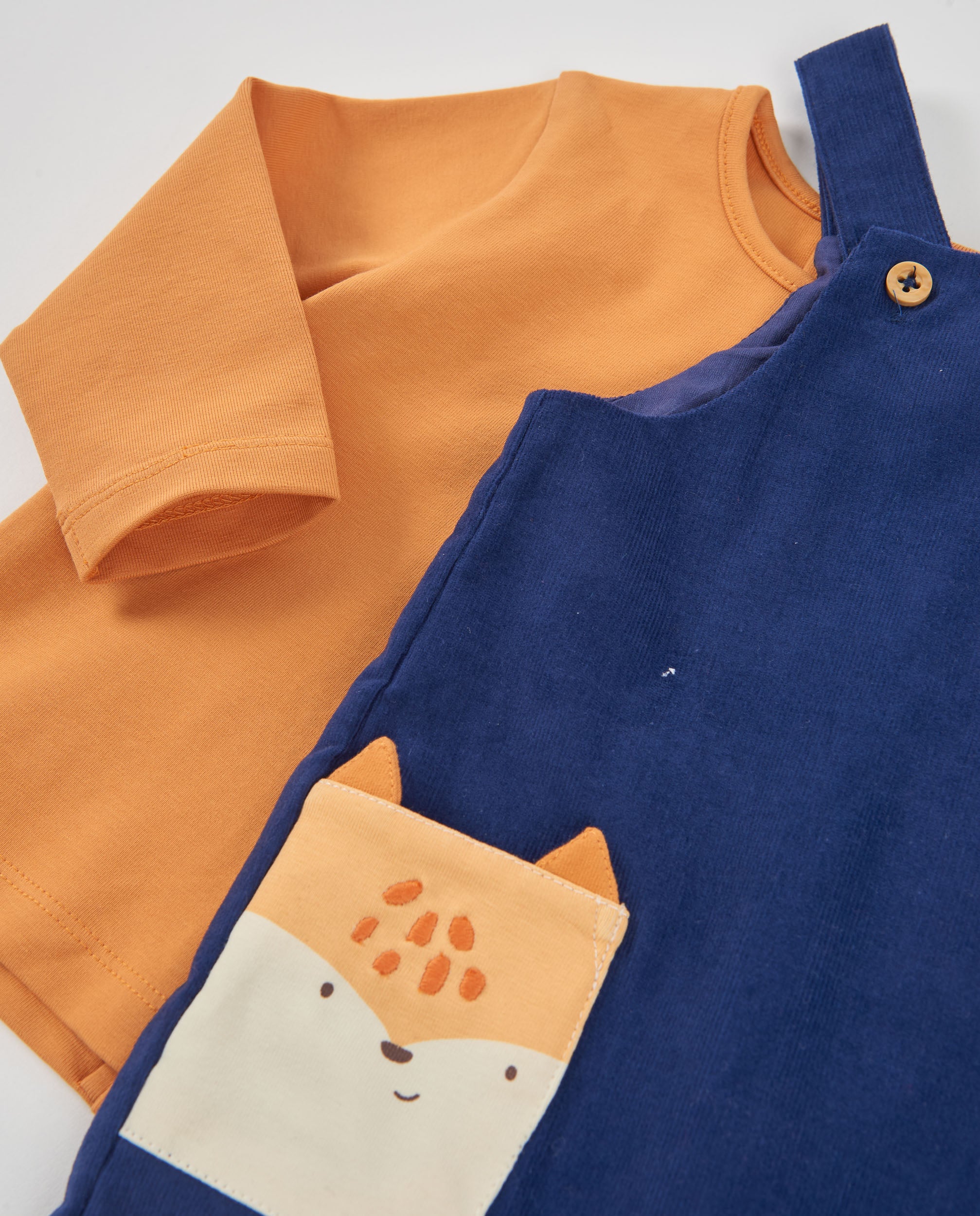 Conjunto de bebé con peto de pana