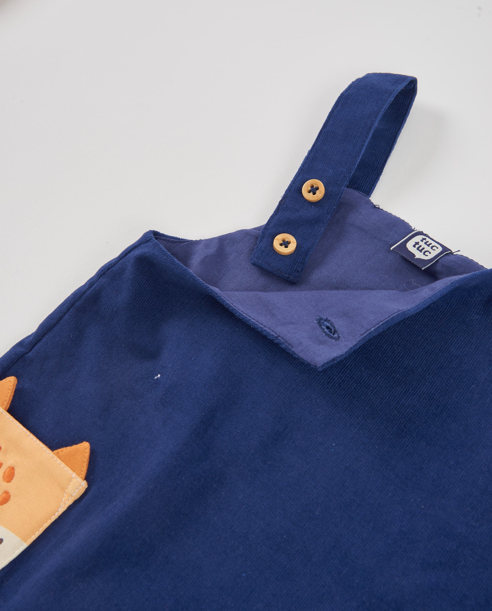 Conjunto de bebé con peto de pana
