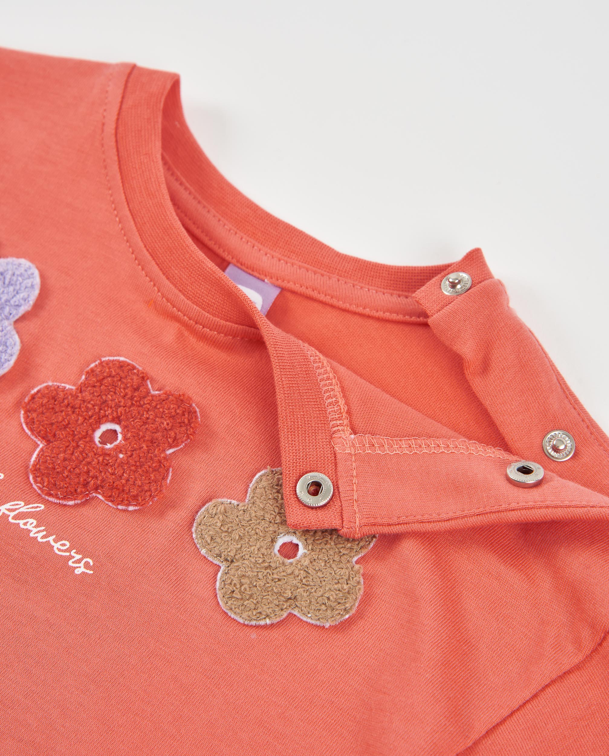 Camiseta de niña de punto con flores bordadas