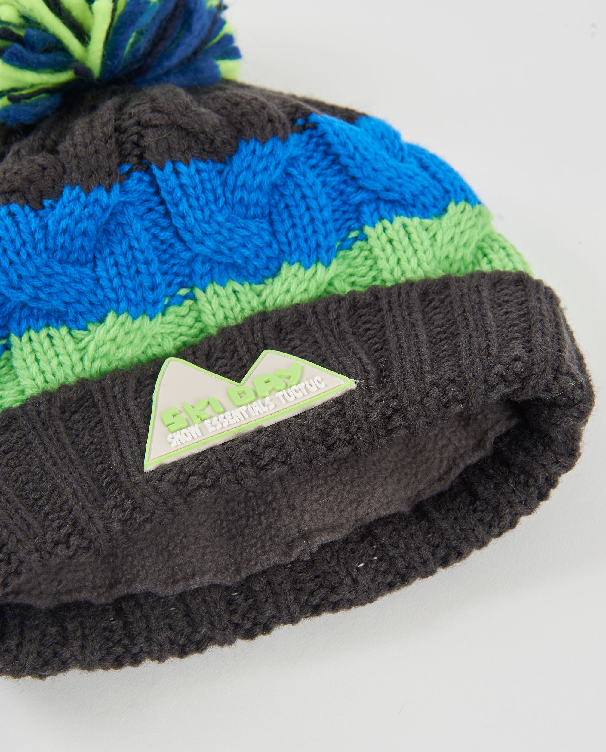 Set de niño de tricot con gorro de pompón y braga de cuello