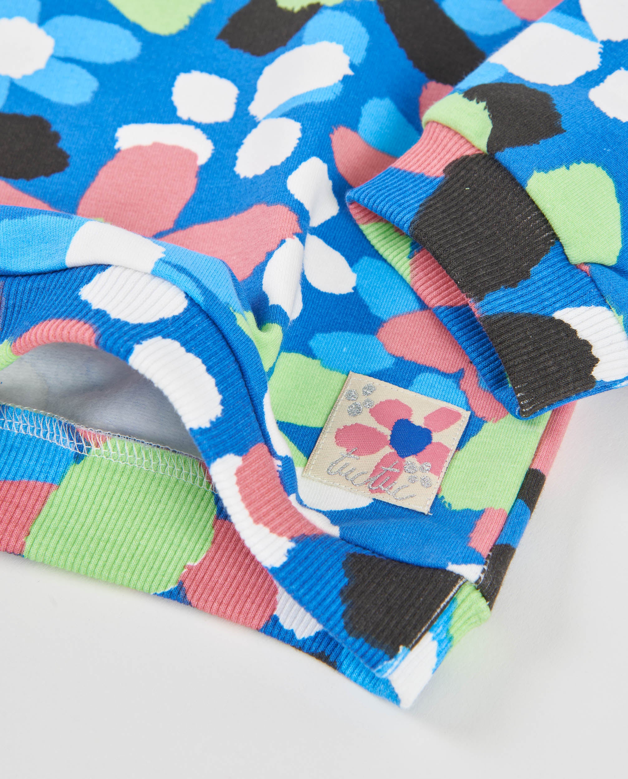 Sudadera de niña de felpa con diseño floral y hombros fruncidos