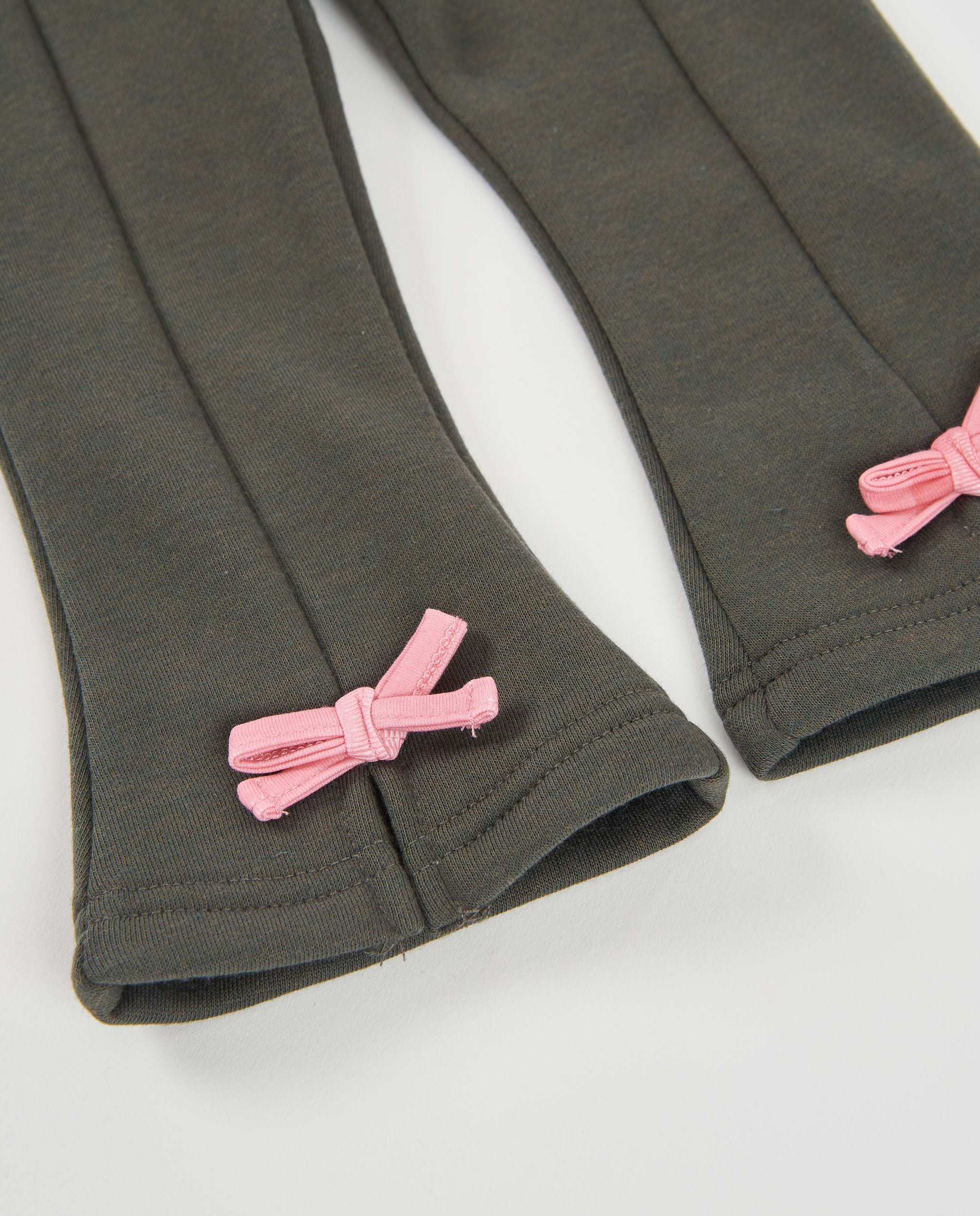 Pantalón de niña de felpa con lazos decorativos y tacto suave