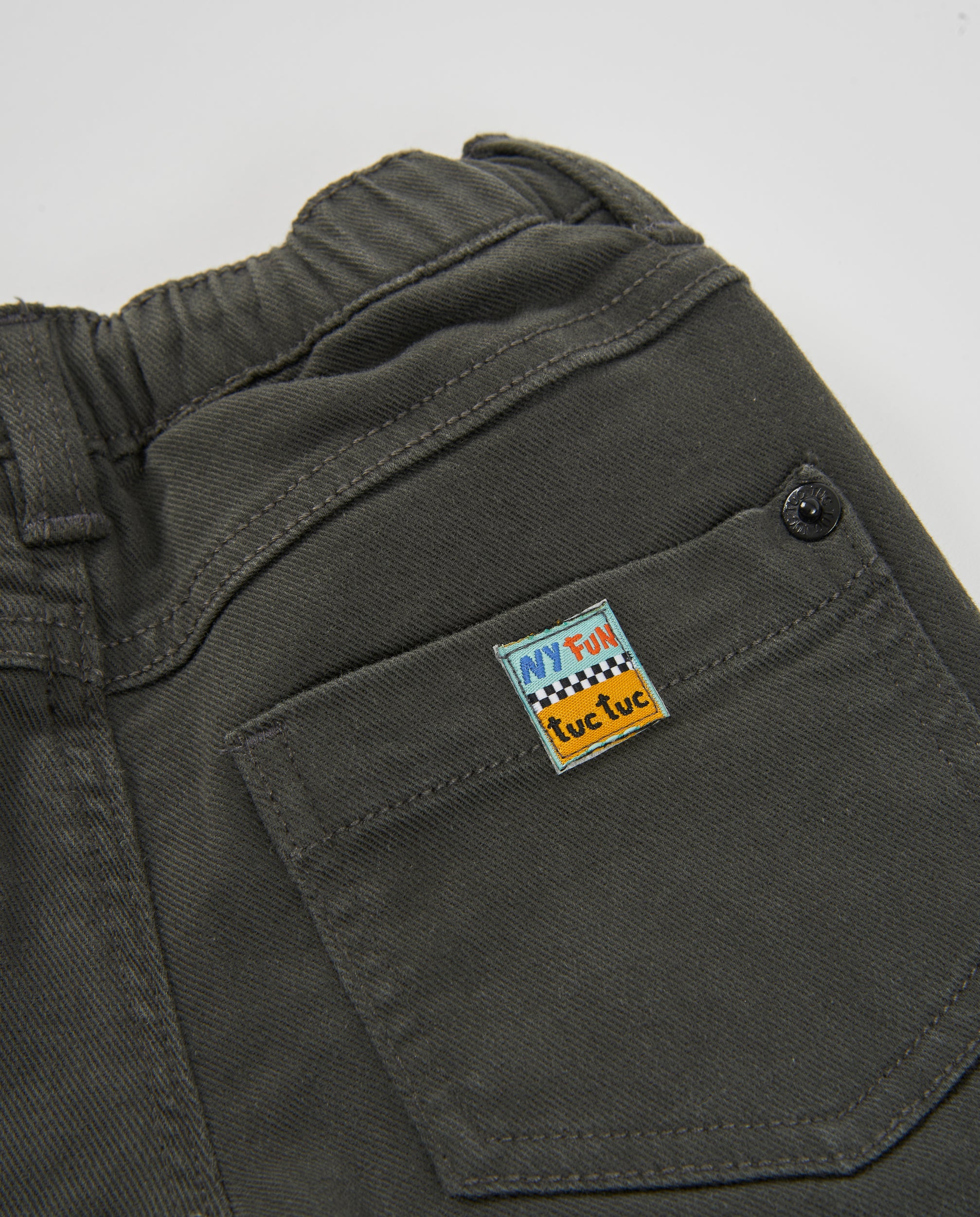 Pantalón de niño de tela plana con bolsillos y corte cómodo