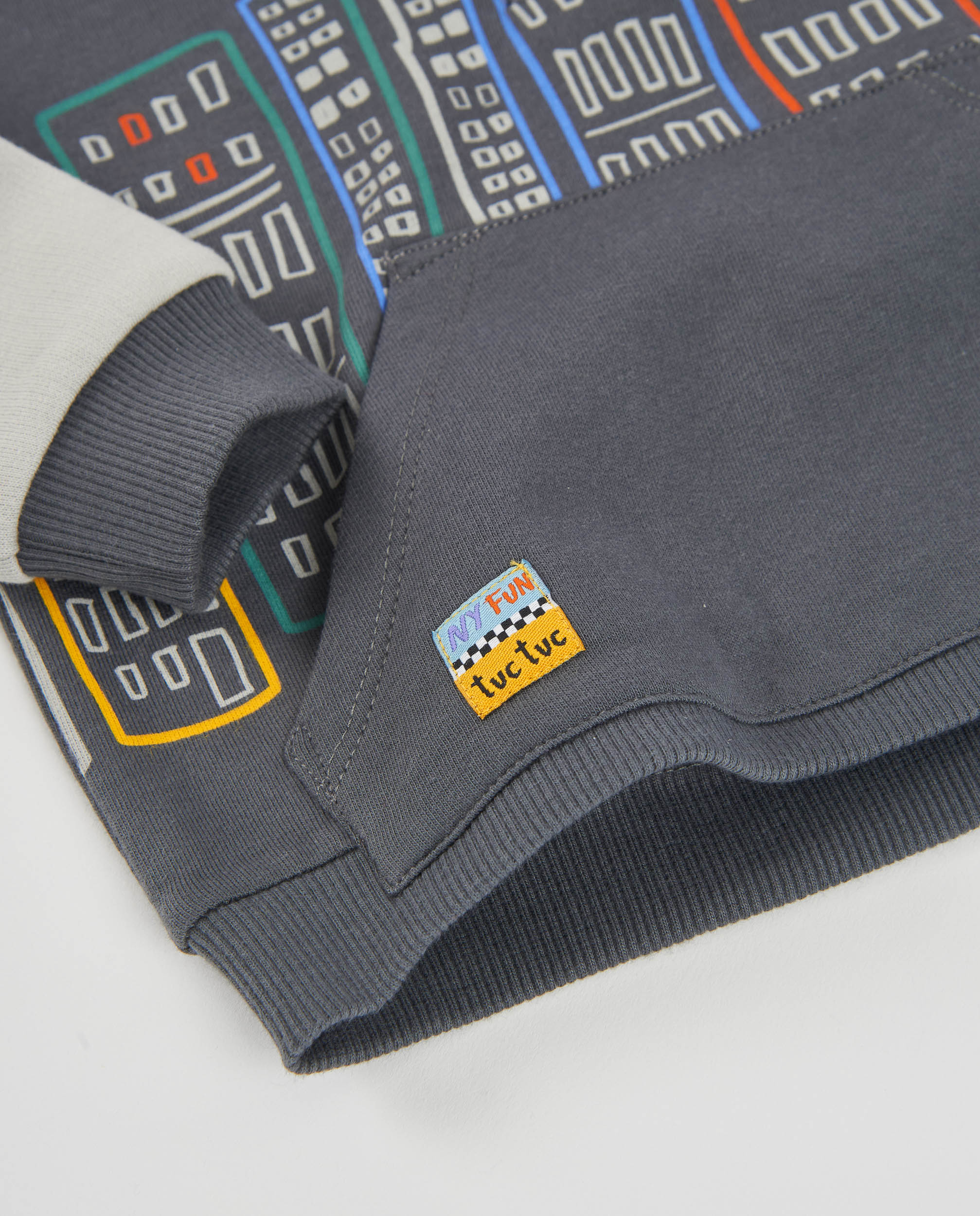 Sudadera de niño de felpa con capucha y estampado urbano