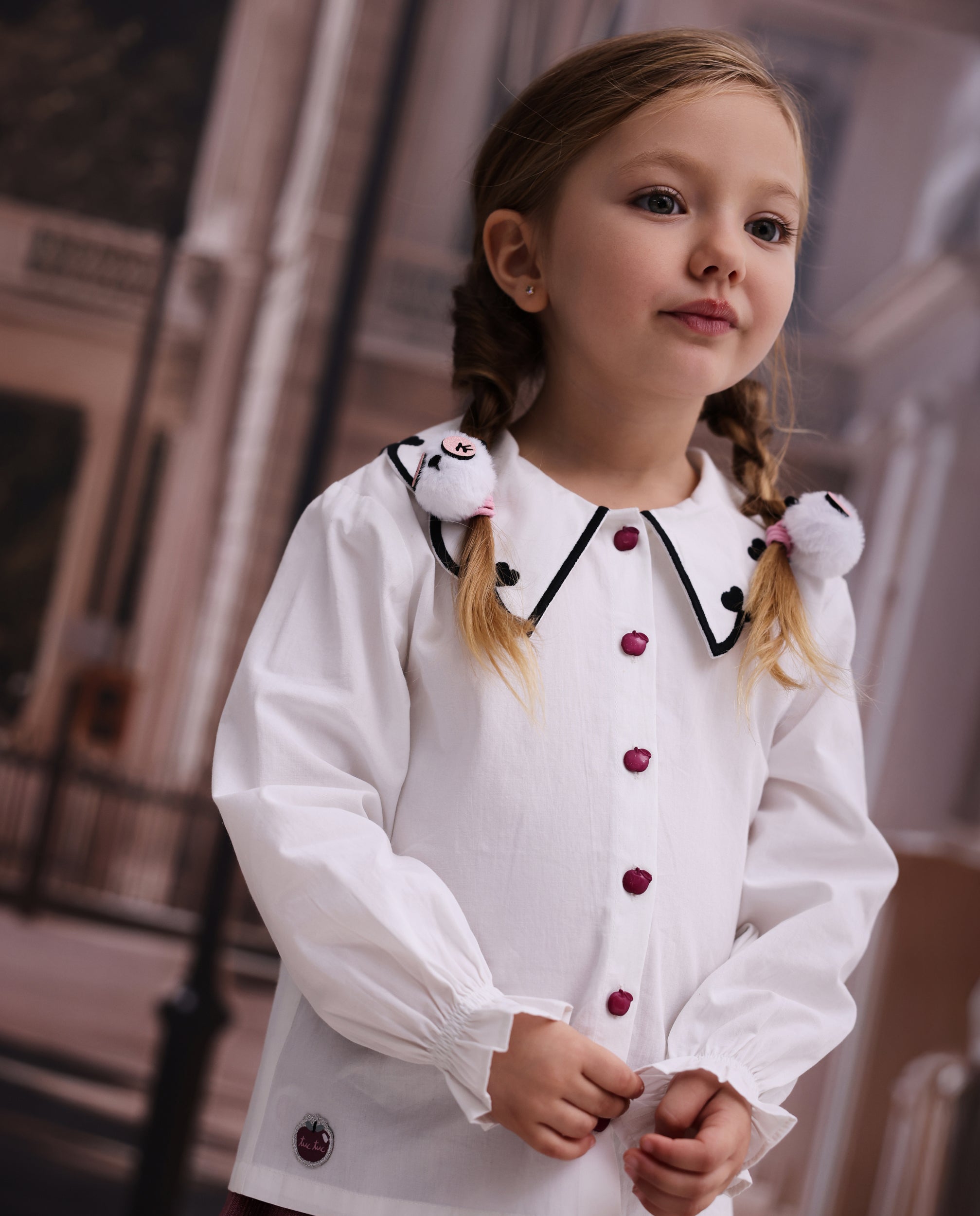 Blusa de niña de tela plana con cuello Peter Pan y botones decorativos