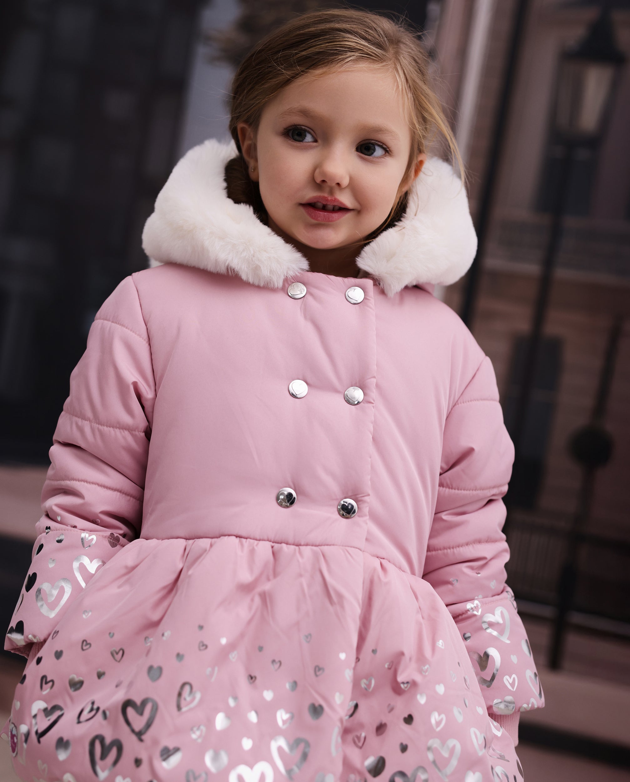 Abrigo de niña con capucha de pelo y estampado de corazones