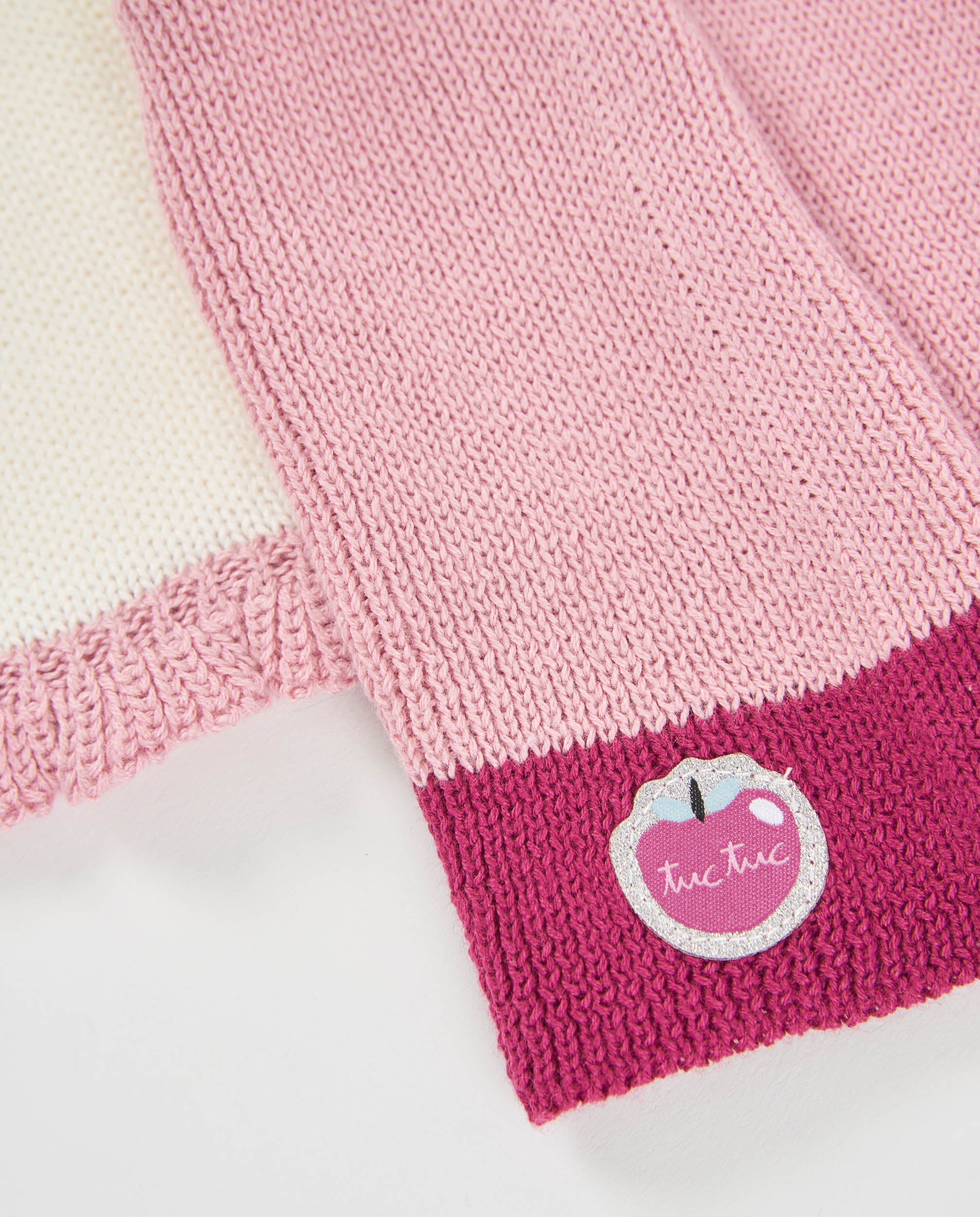 Vestido de niña de tricot con manga larga y volante