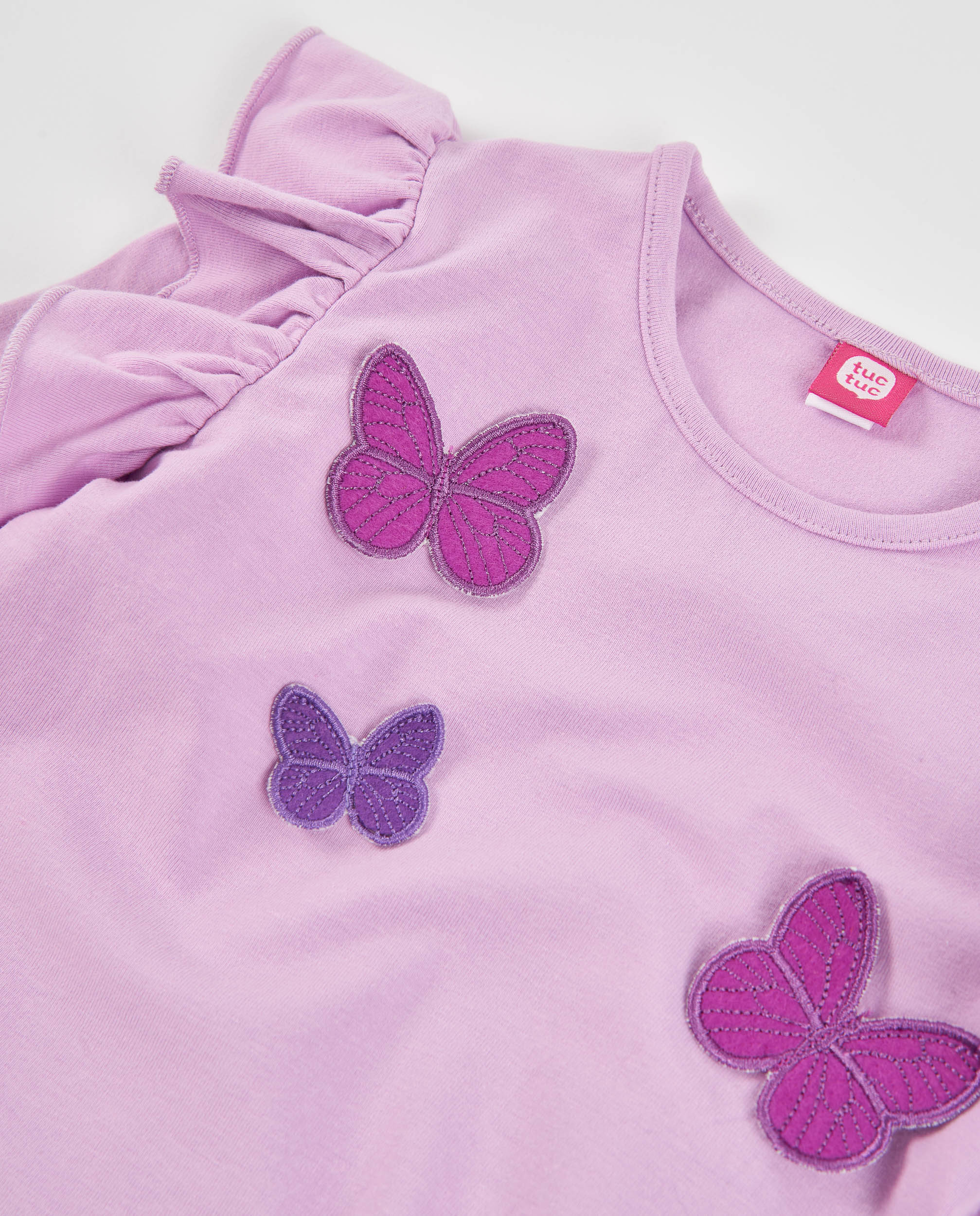 Camiseta de niña de punto con volantes en hombros y bordado mariposas