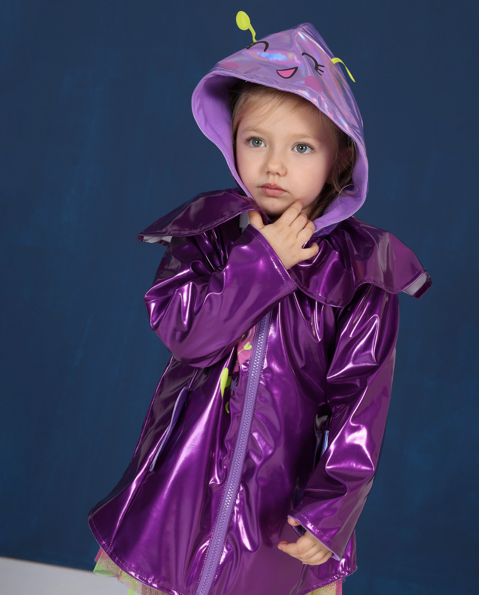 Chubasquero de niña con capucha y diseño de mariposa