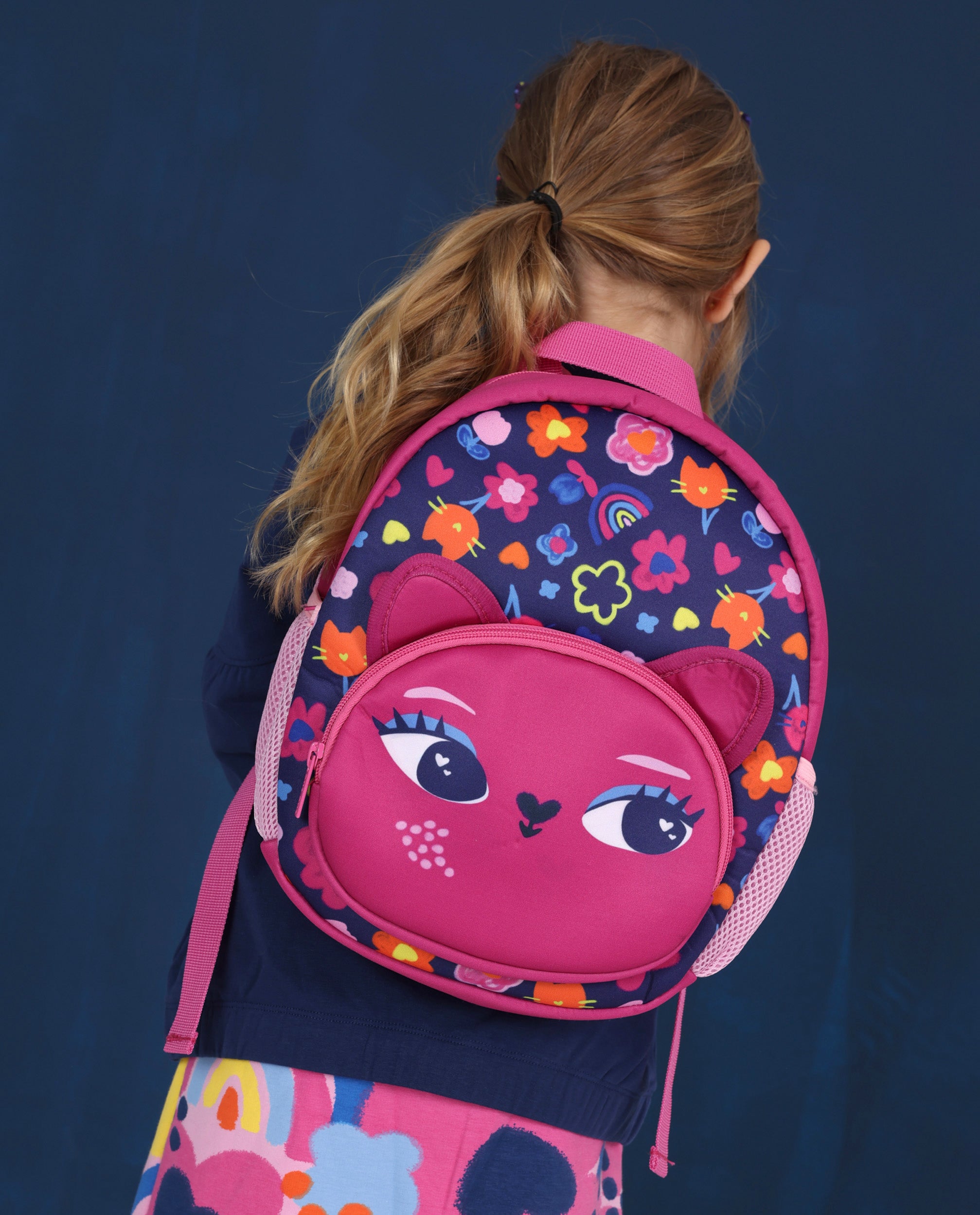 Mochila de niña con estampado floral y diseño de gato