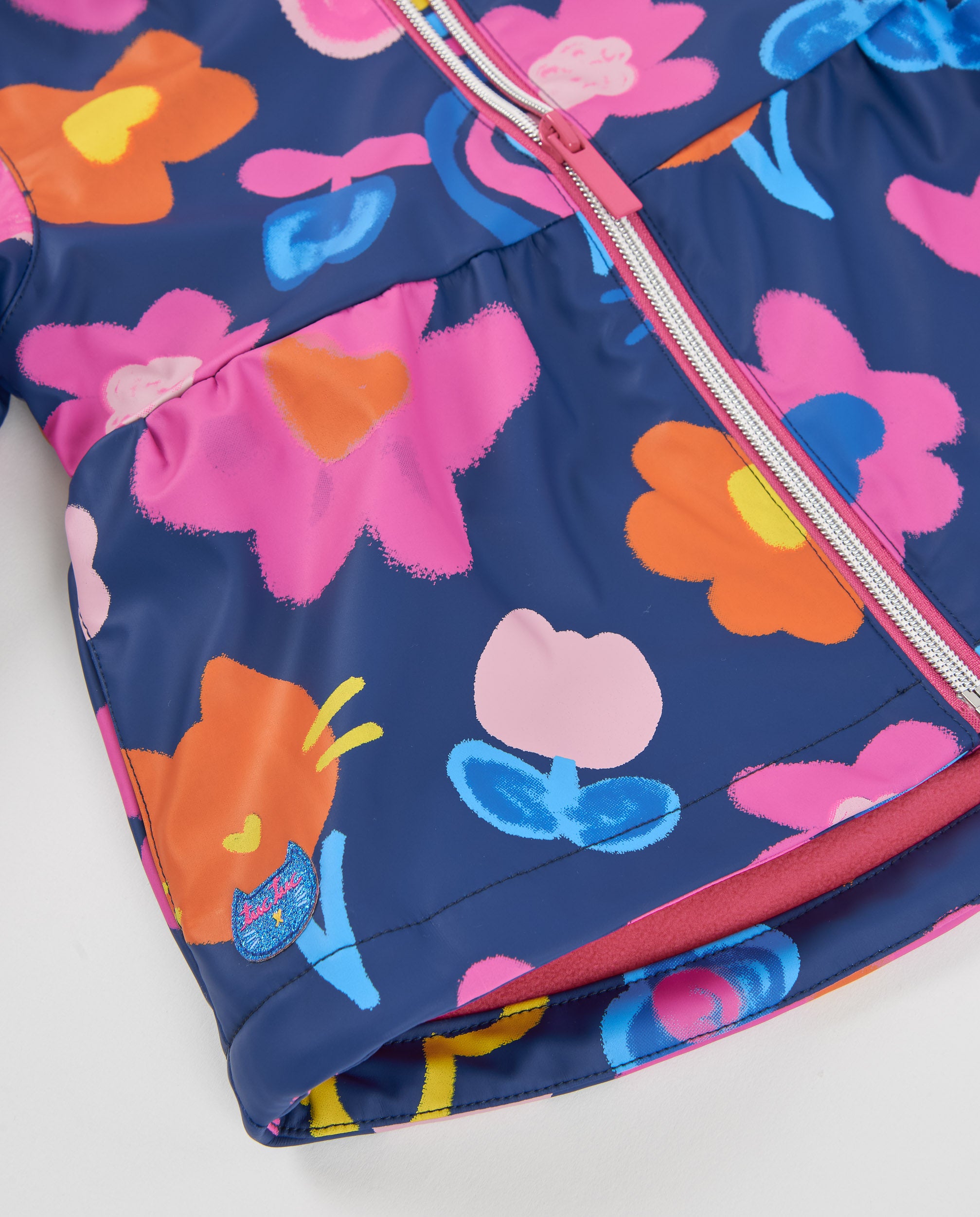Chubasquero de niña con estampado floral y cierre de cremallera