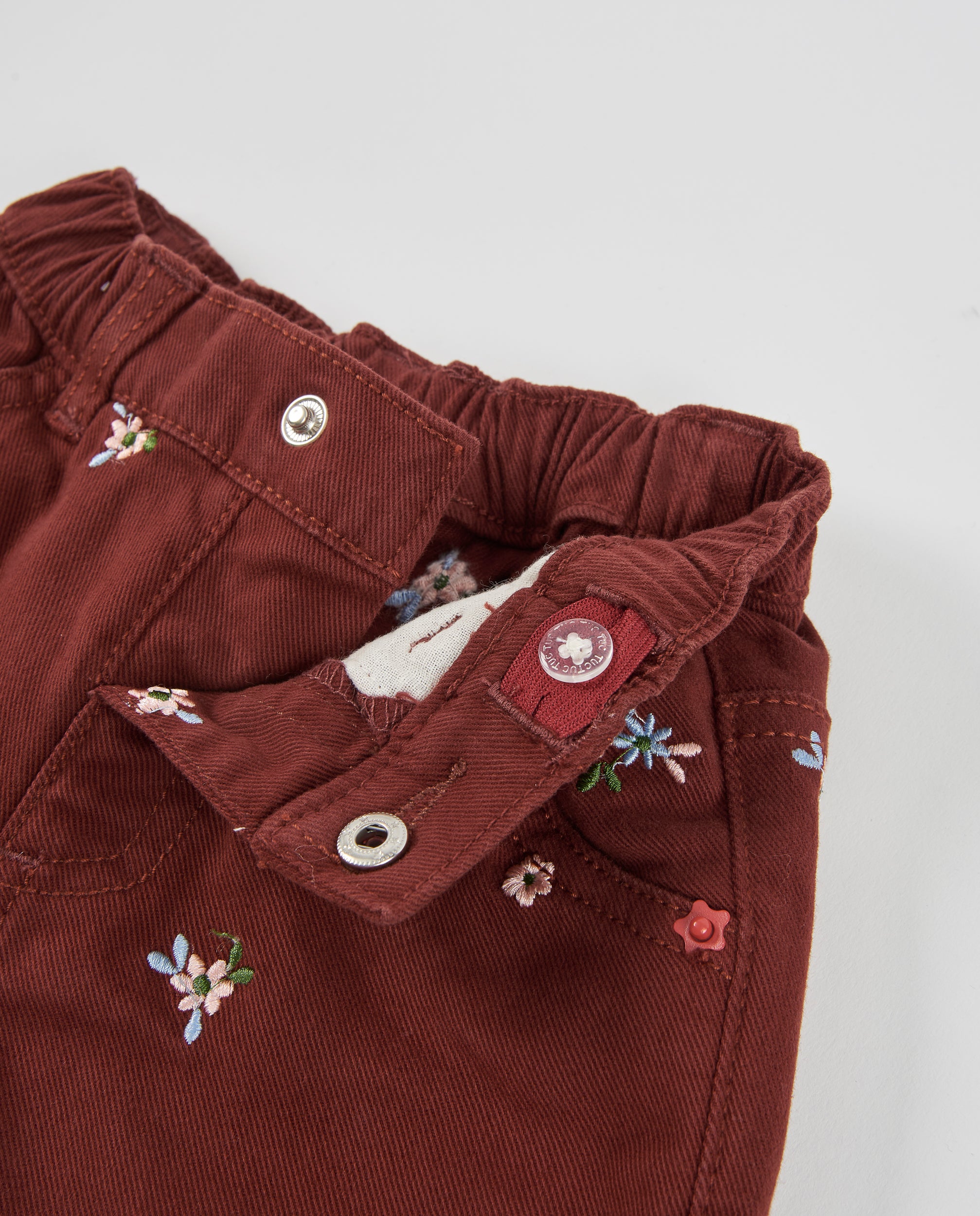 Pantalón de niña de tela plana con bordado y cintura elástica