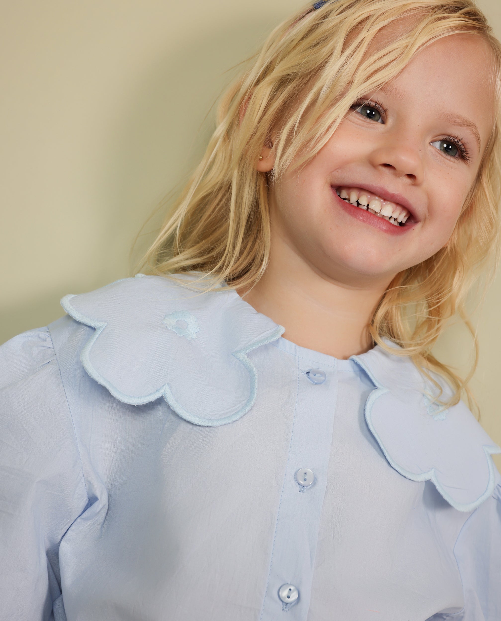 Camisa de niña de algodón con cuello de volante oversize