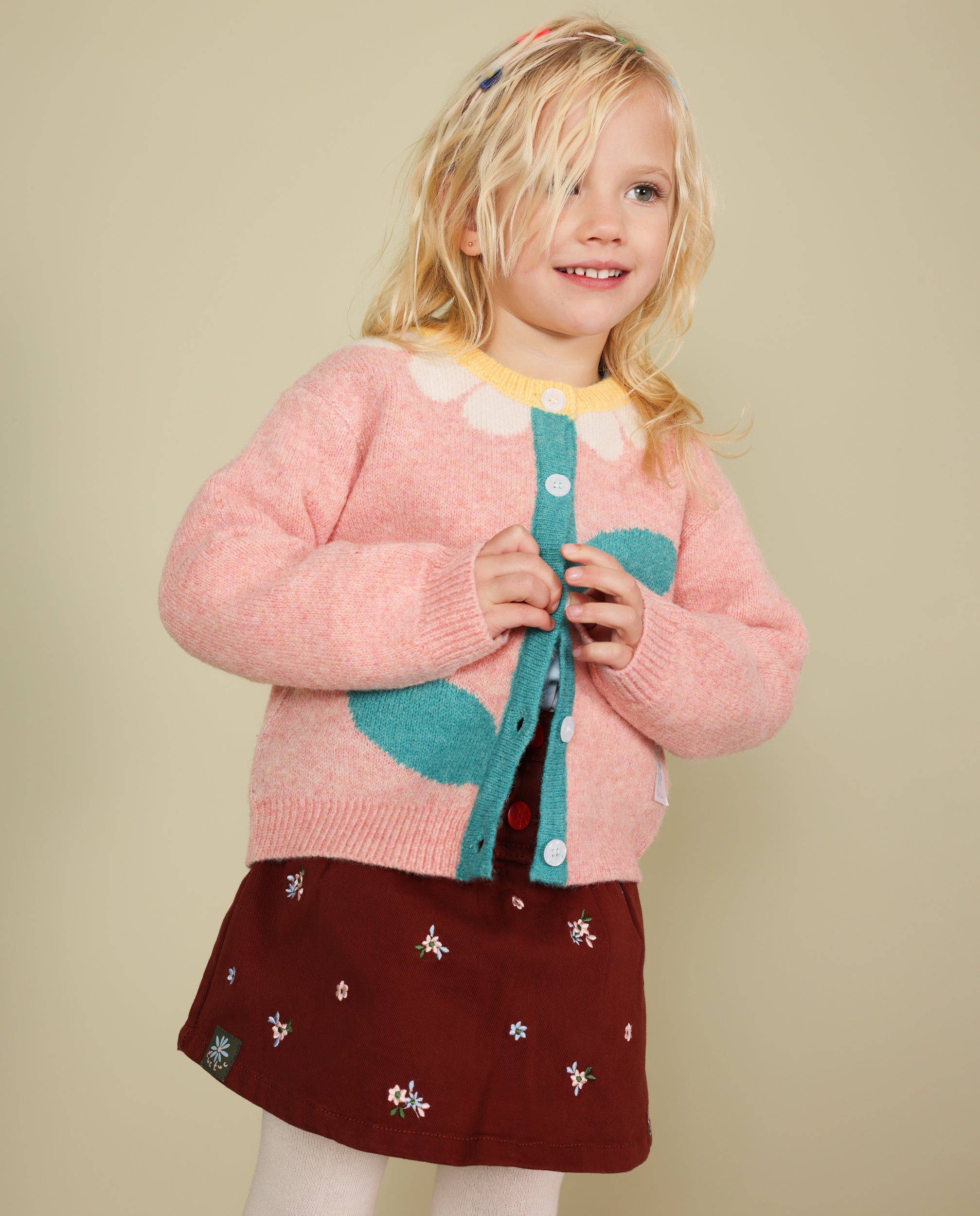 Chaqueta de niña de tricot con bordado y botones