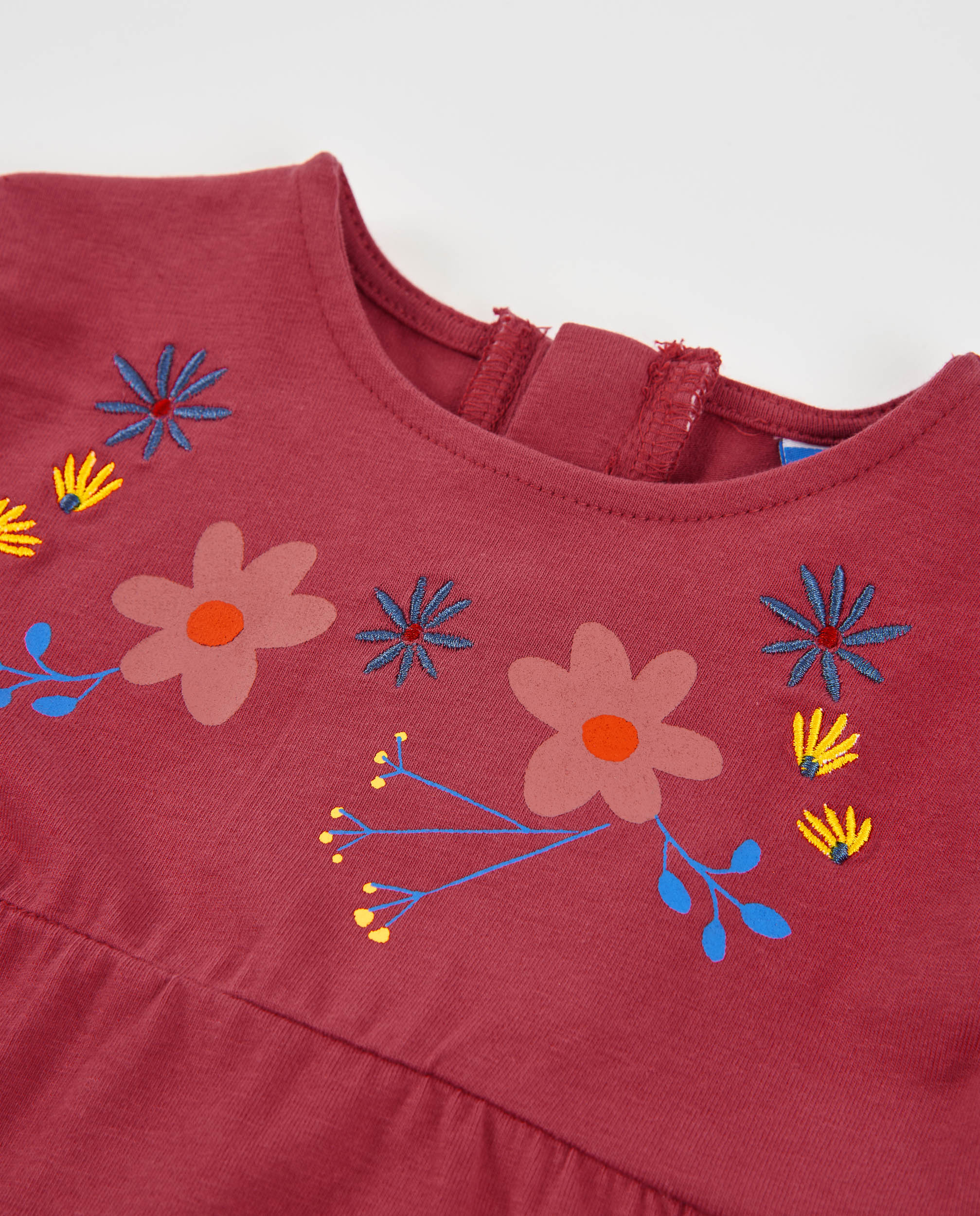 Camiseta de niña de punto con estampado floral y detalle fruncido