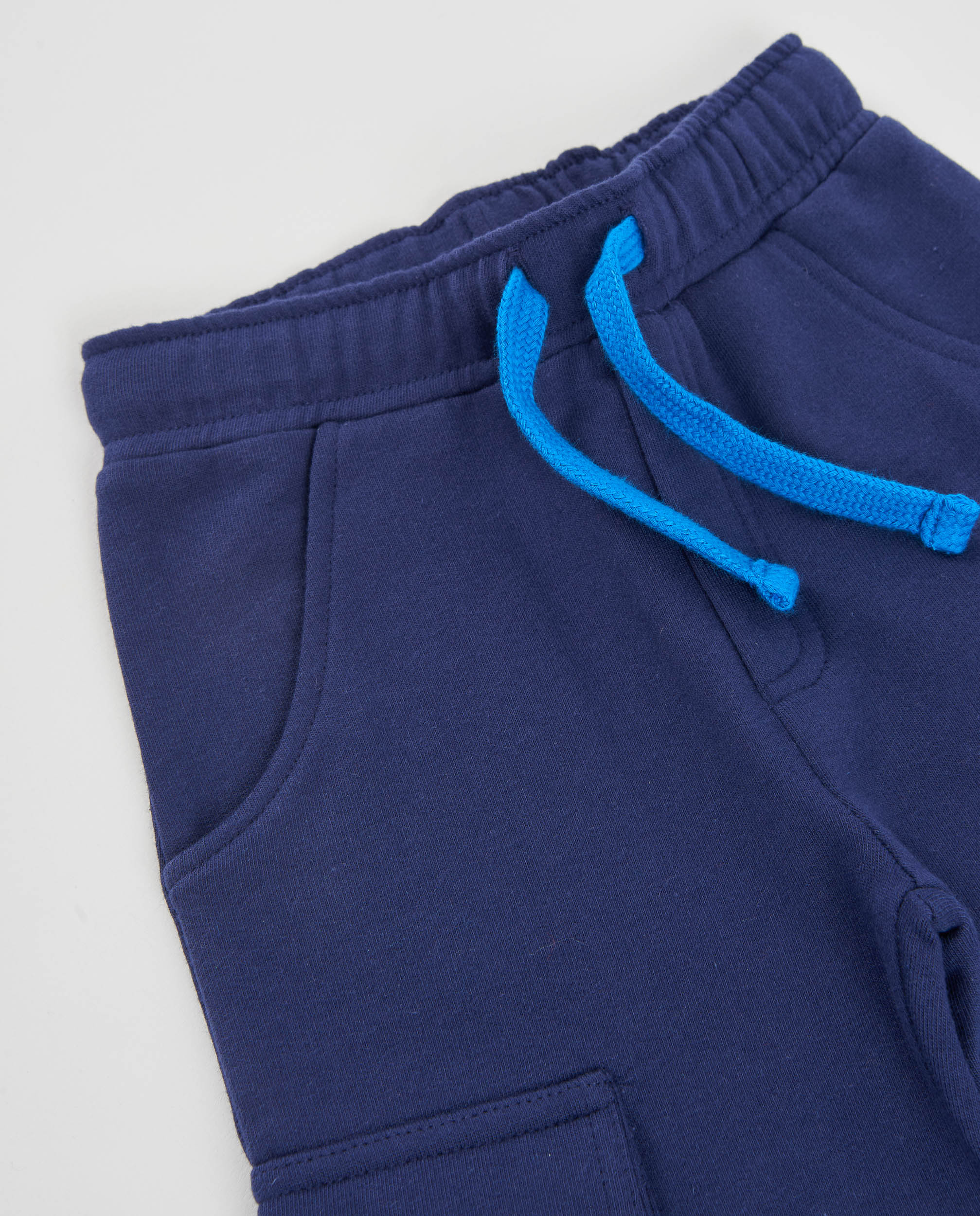 Pantalón de niño de felpa con bolsillos cargo y tacto suave