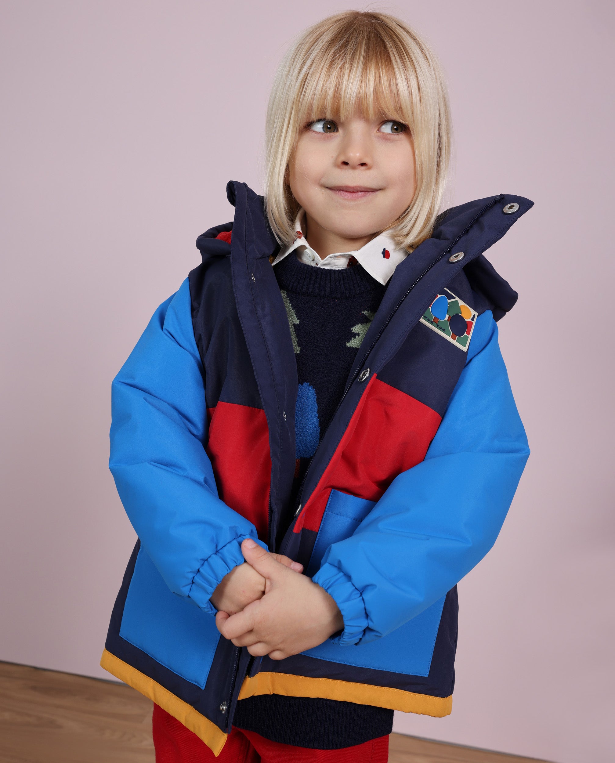 Abrigo de niño acolchado con capucha y tejido impermeable