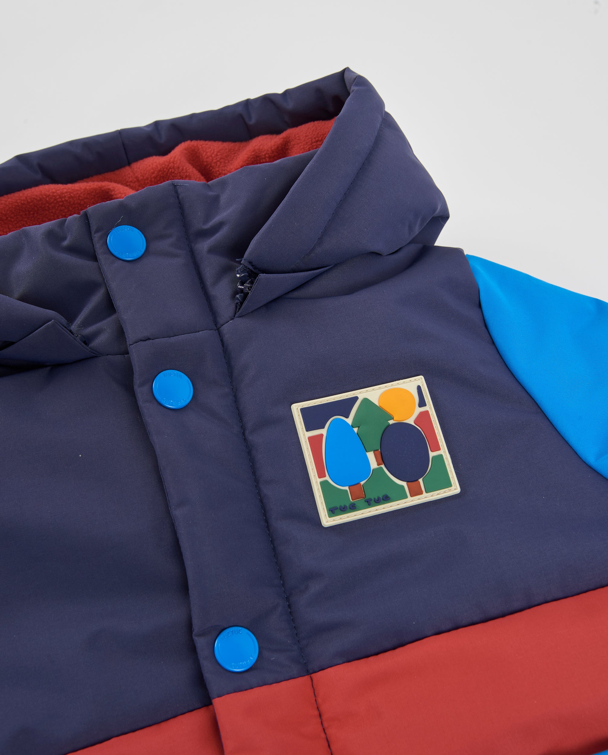 Abrigo de niño acolchado con capucha y tejido impermeable