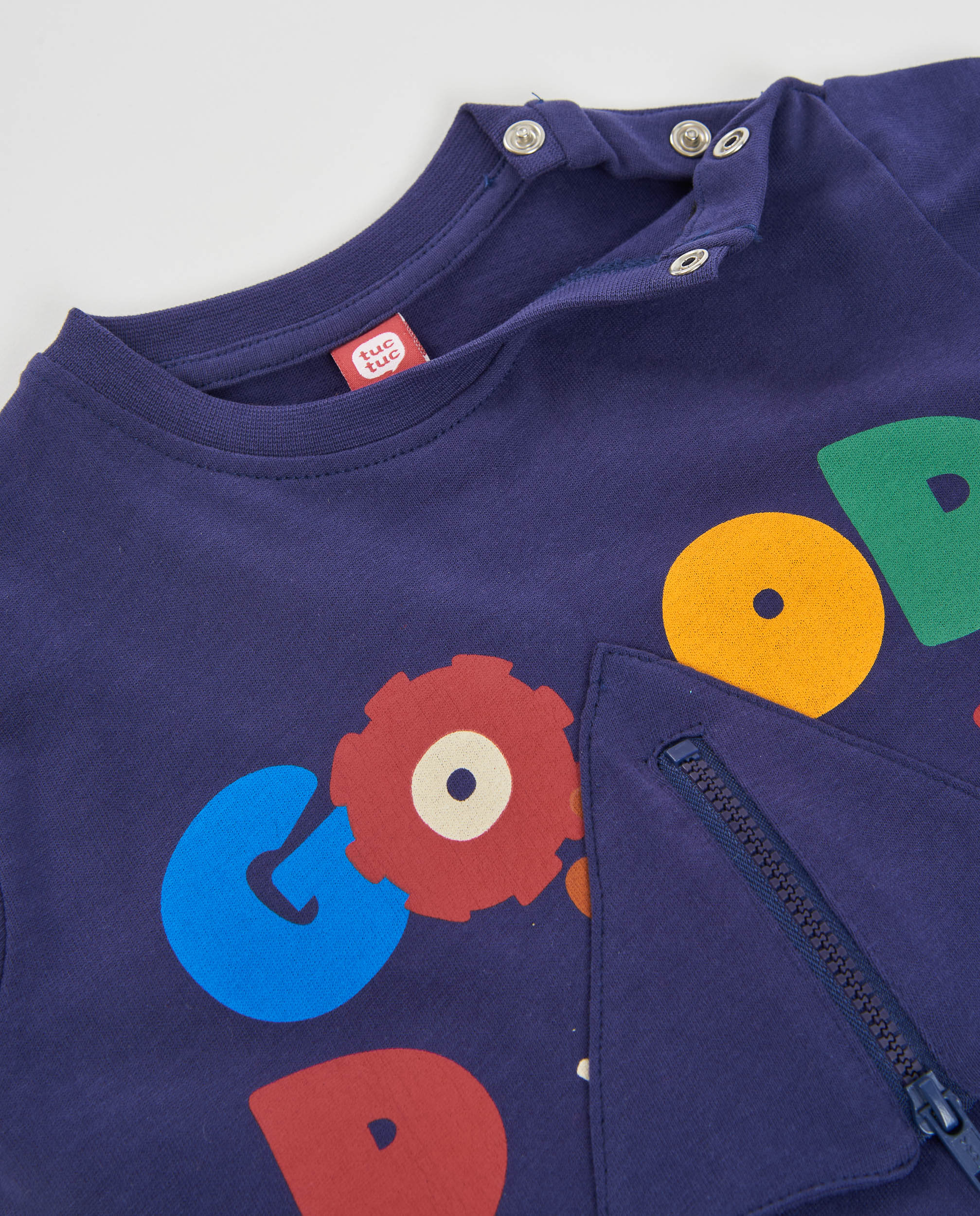 Camiseta de niño de punto con estampado y cremallera decorativa