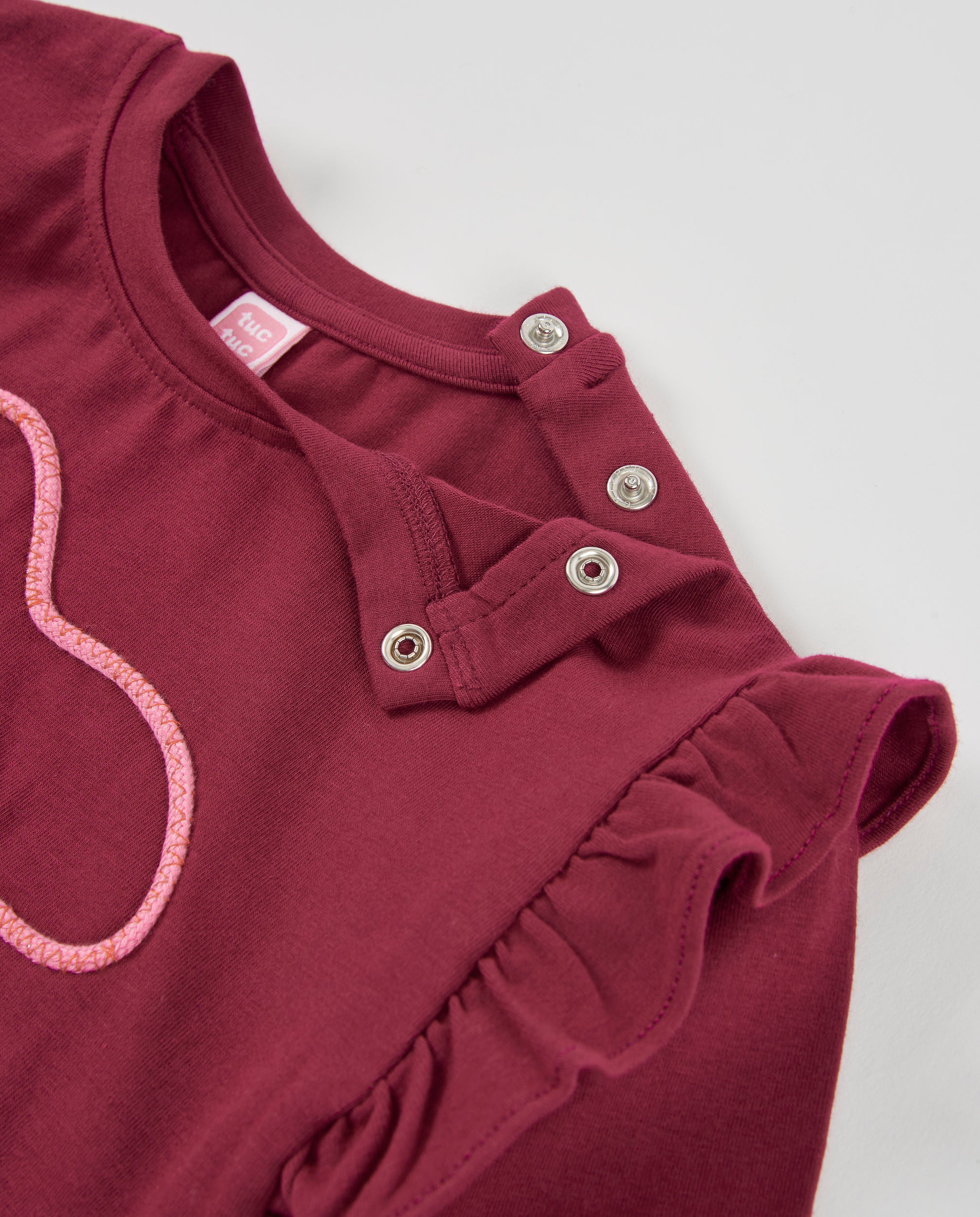 Camiseta de niña de punto con volantes en las mangas y diseño floral