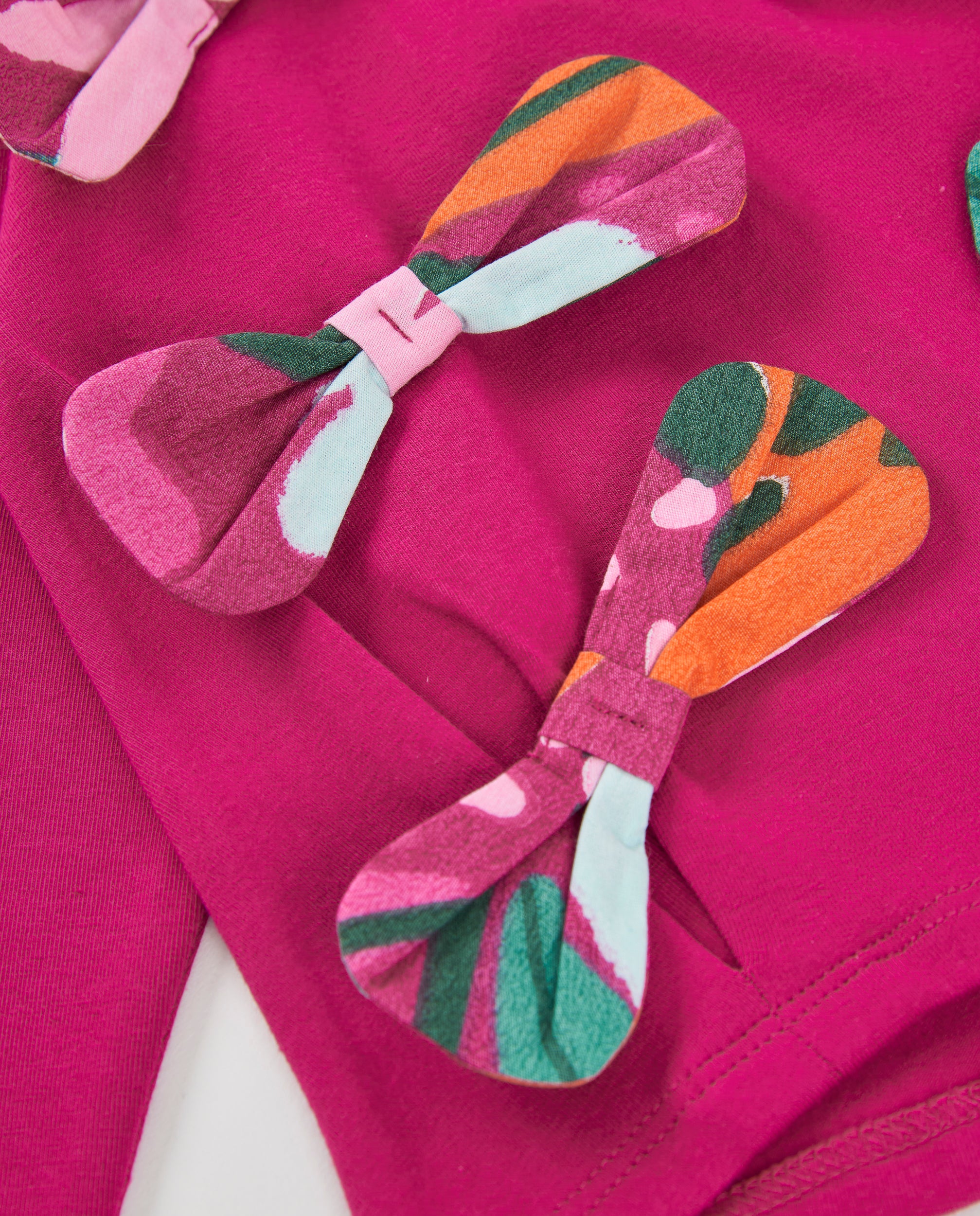 Camiseta de niña de punto con lazos decorativos y diseño original