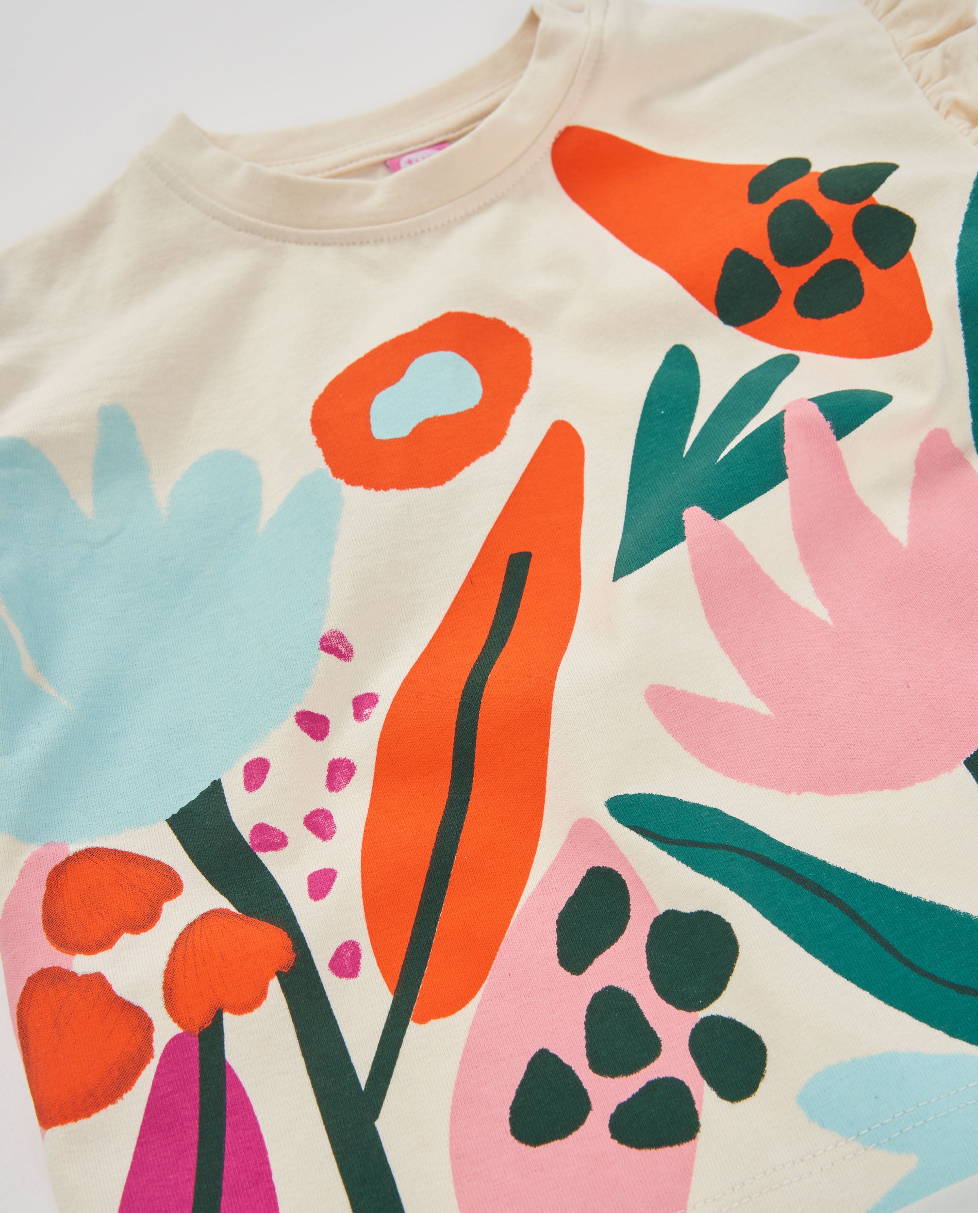 Camiseta de niña de punto con estampado floral y base en crudo