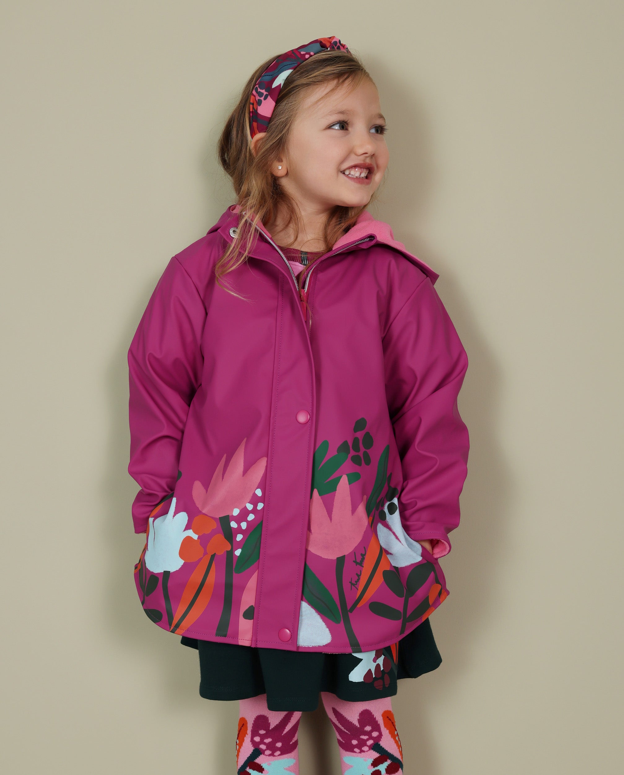 Chubasquero de niña con estampado floral y acabado resistente
