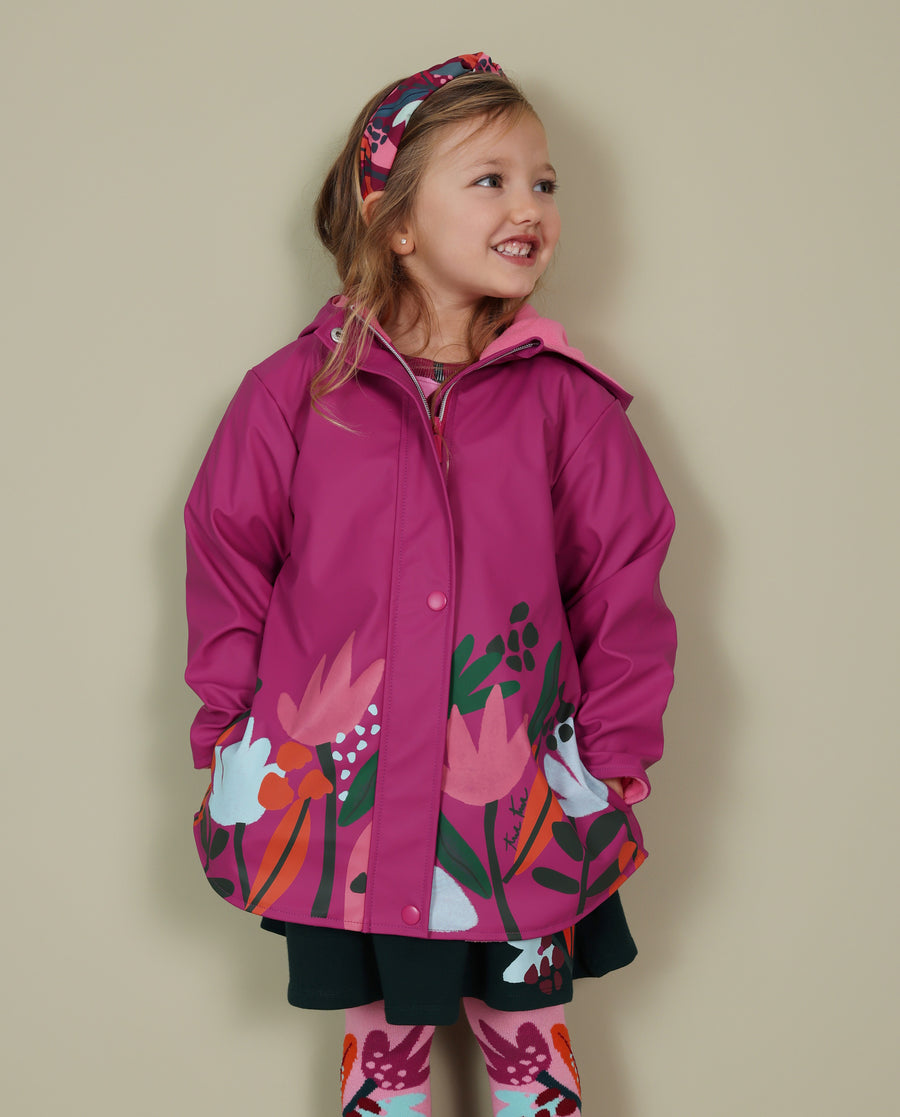Impermeável de menina com estampado floral e acabamento resistente