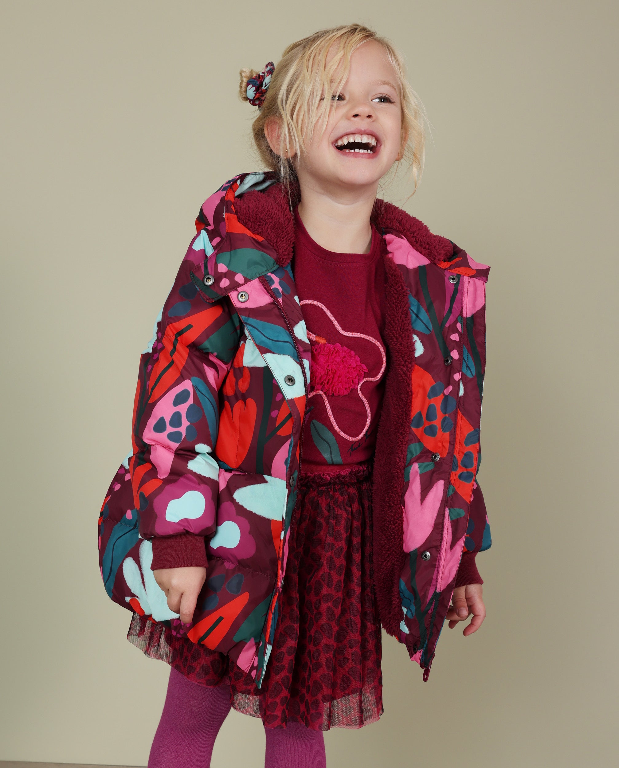Abrigo de niña acolchado con estampado floral y colores vivos