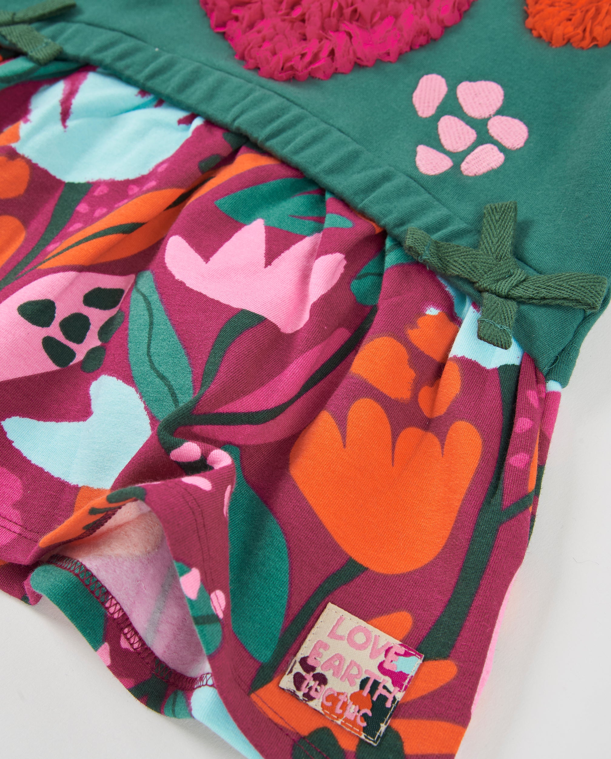 Vestido de niña de felpa con detalle de corazones y estampado floral
