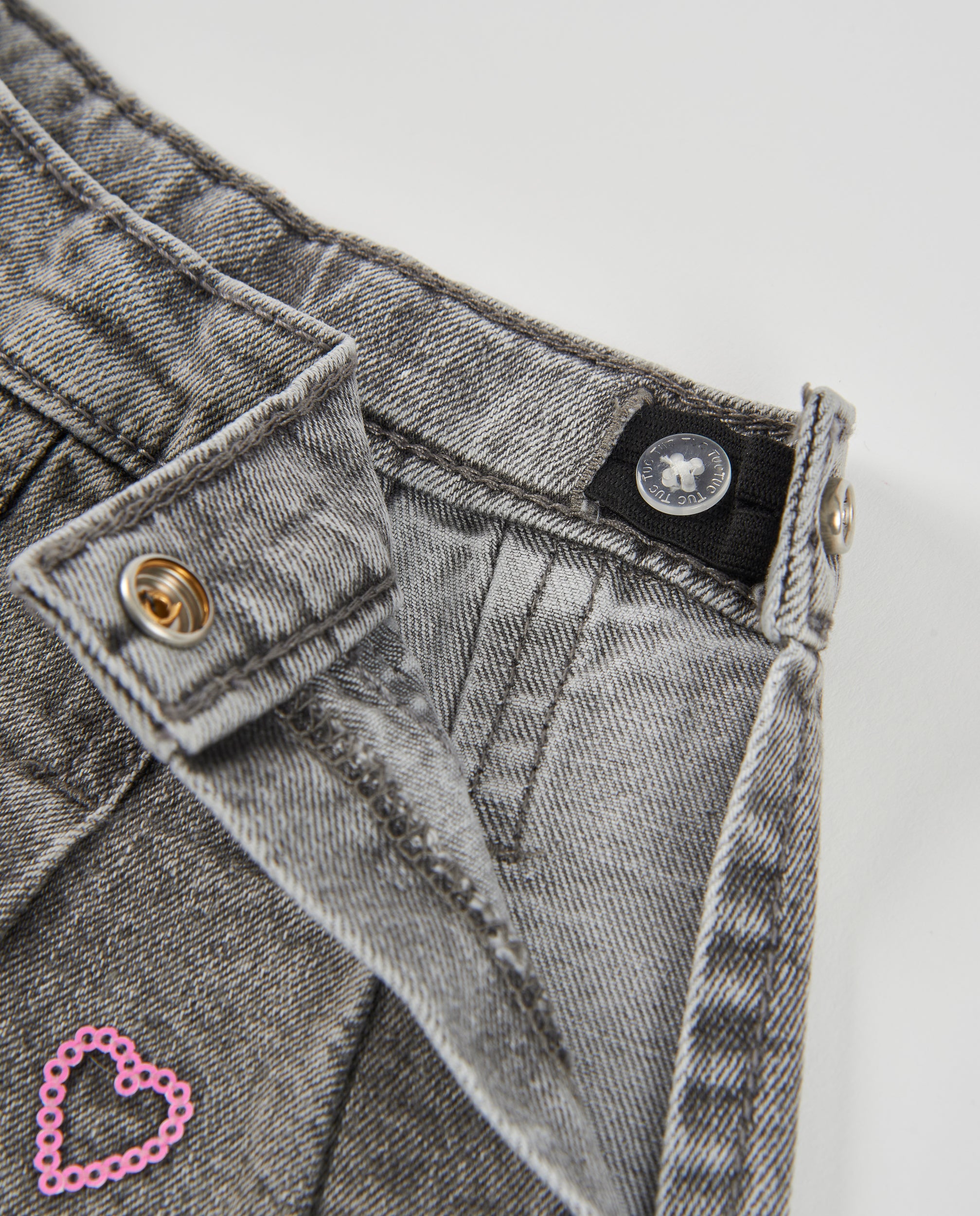 Falda de niña de denim con bordado de corazones
