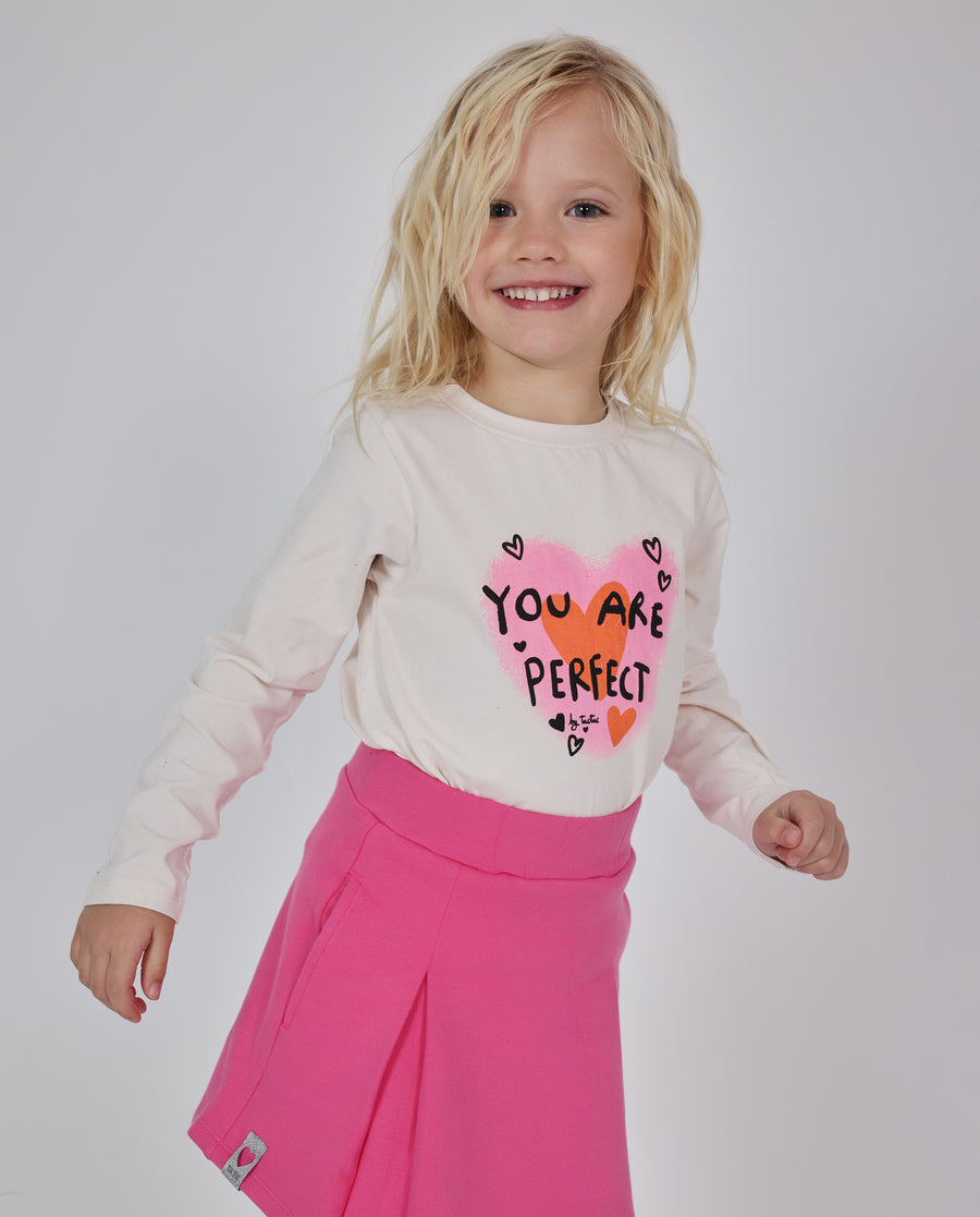 Camisola de malha de menina com estampado central e mensagem alegre