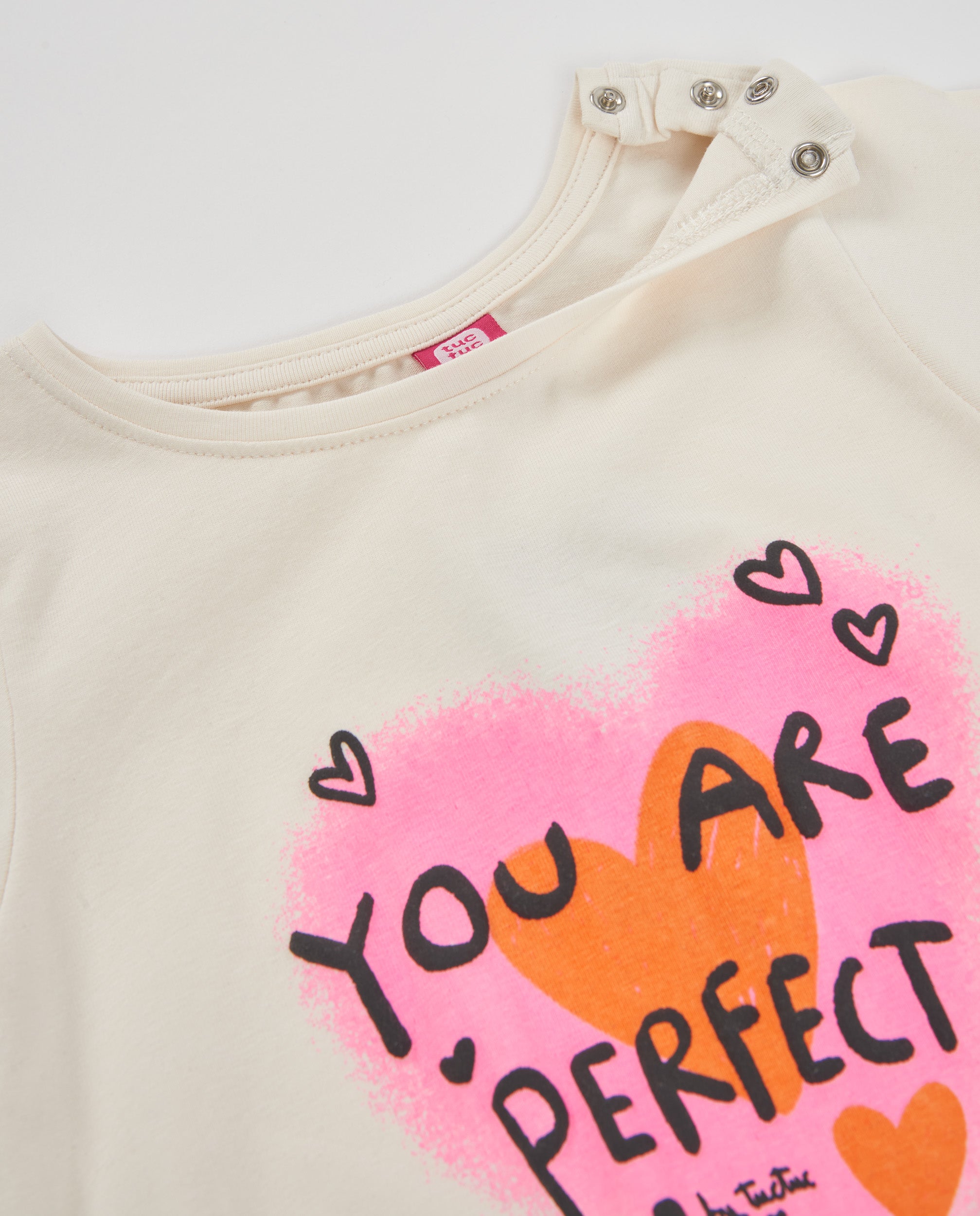 Camiseta de niña de punto con estampado central y mensaje alegre