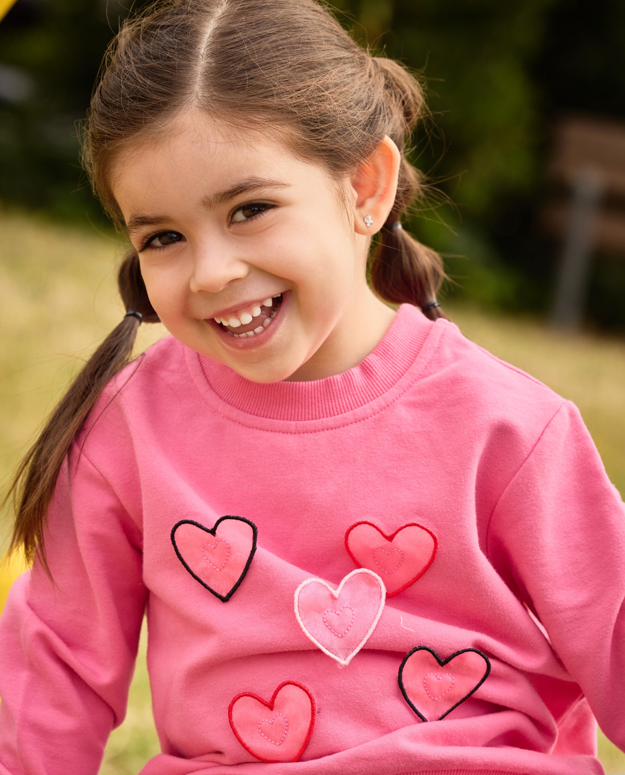 Sudadera de niña de felpa con corazones bordados y tejido cálido