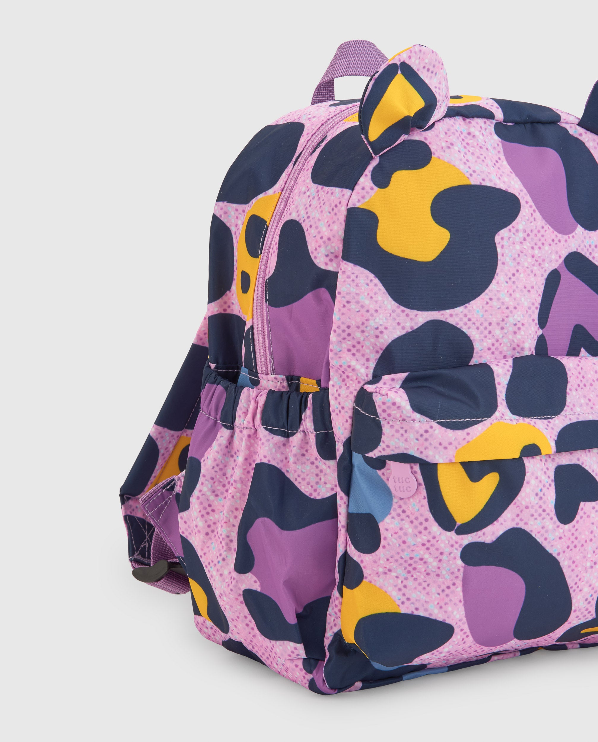 Mochila de niña con estampado animal print y diseño divertido