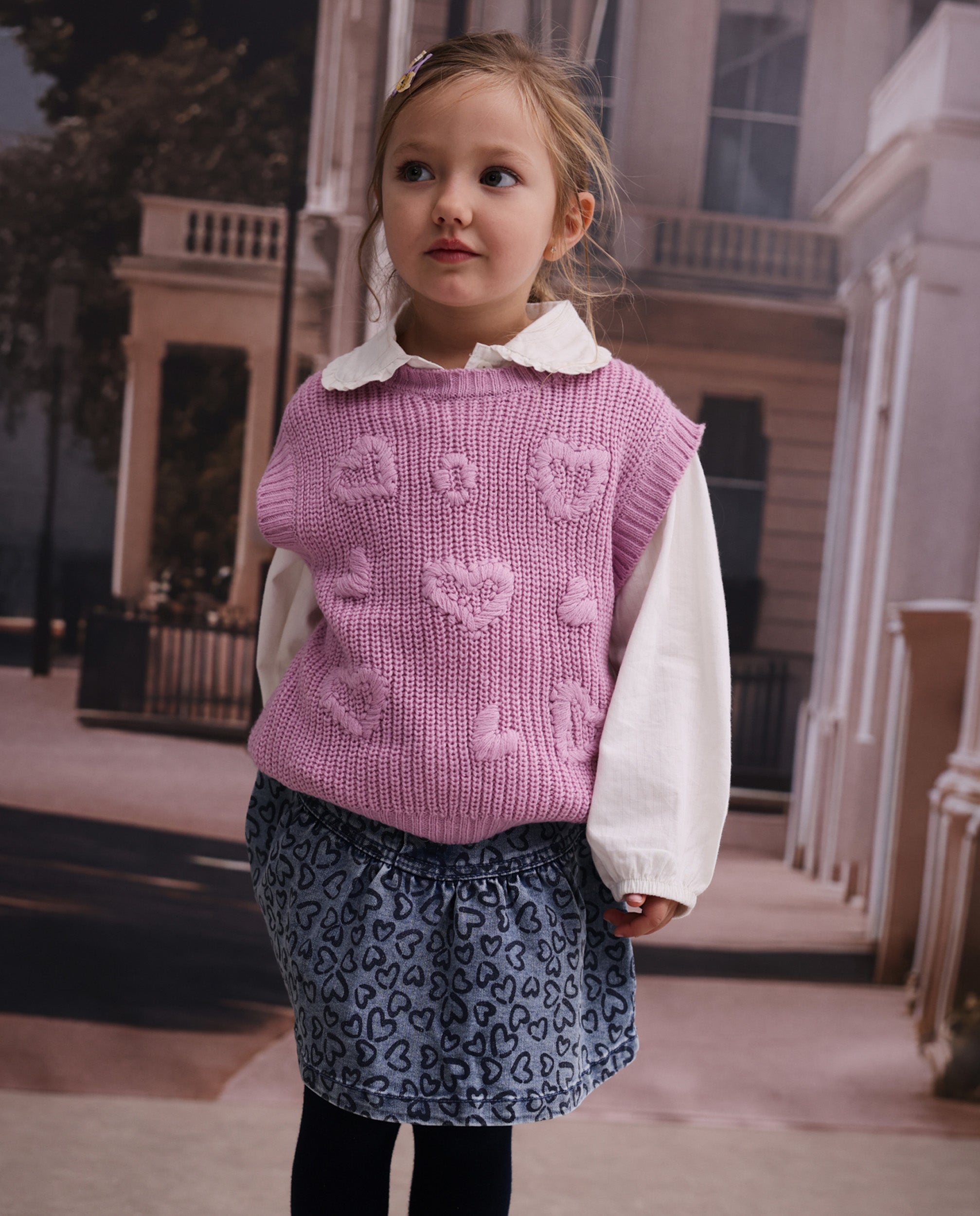 Falda de niña de denim con estampado de corazones y tejido resistente