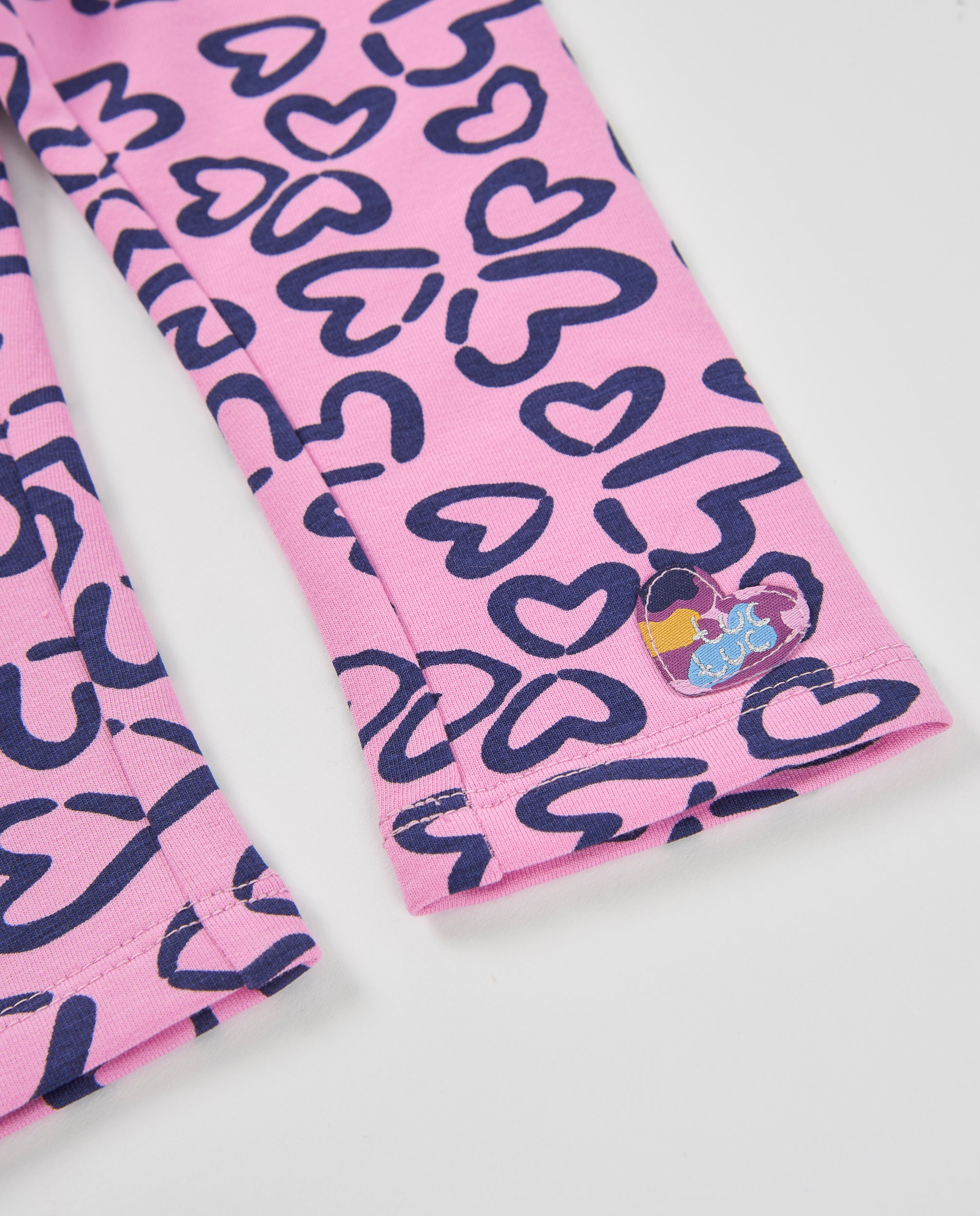 Legging de niña de felpa con diseño de corazones y detalles en contraste