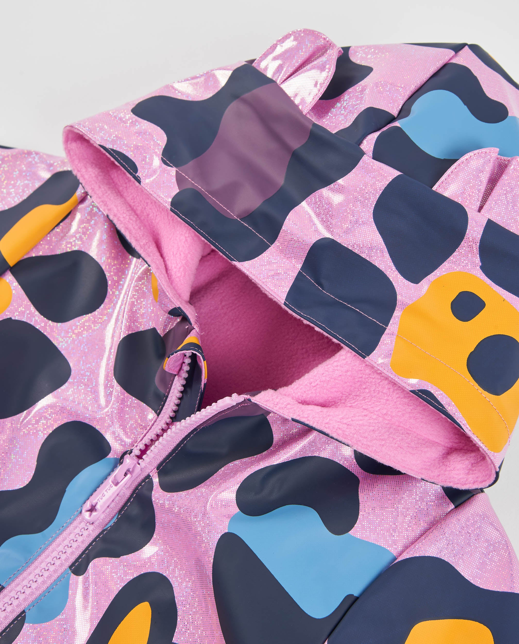 Chubasquero de niña con estampado animal print y capucha