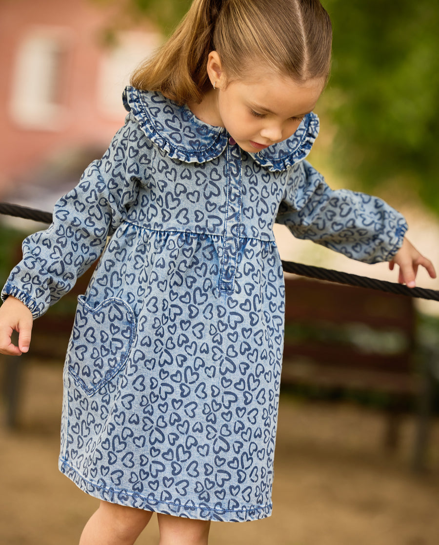 Vestido de menina em ganga com estampado de corações e tecido macio
