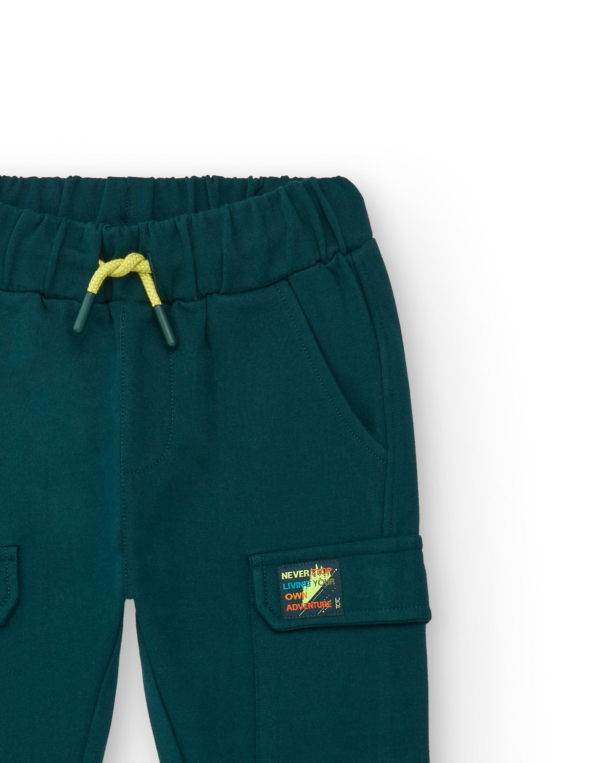 Pantalón largo niño en verde con bolsillo cargo colección