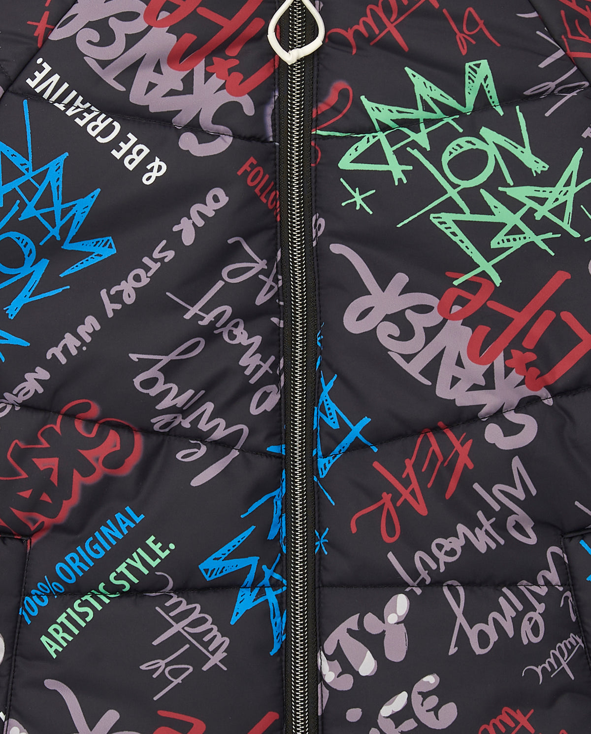 Chaqueta acolchada para niño en negro con estampado gráfico