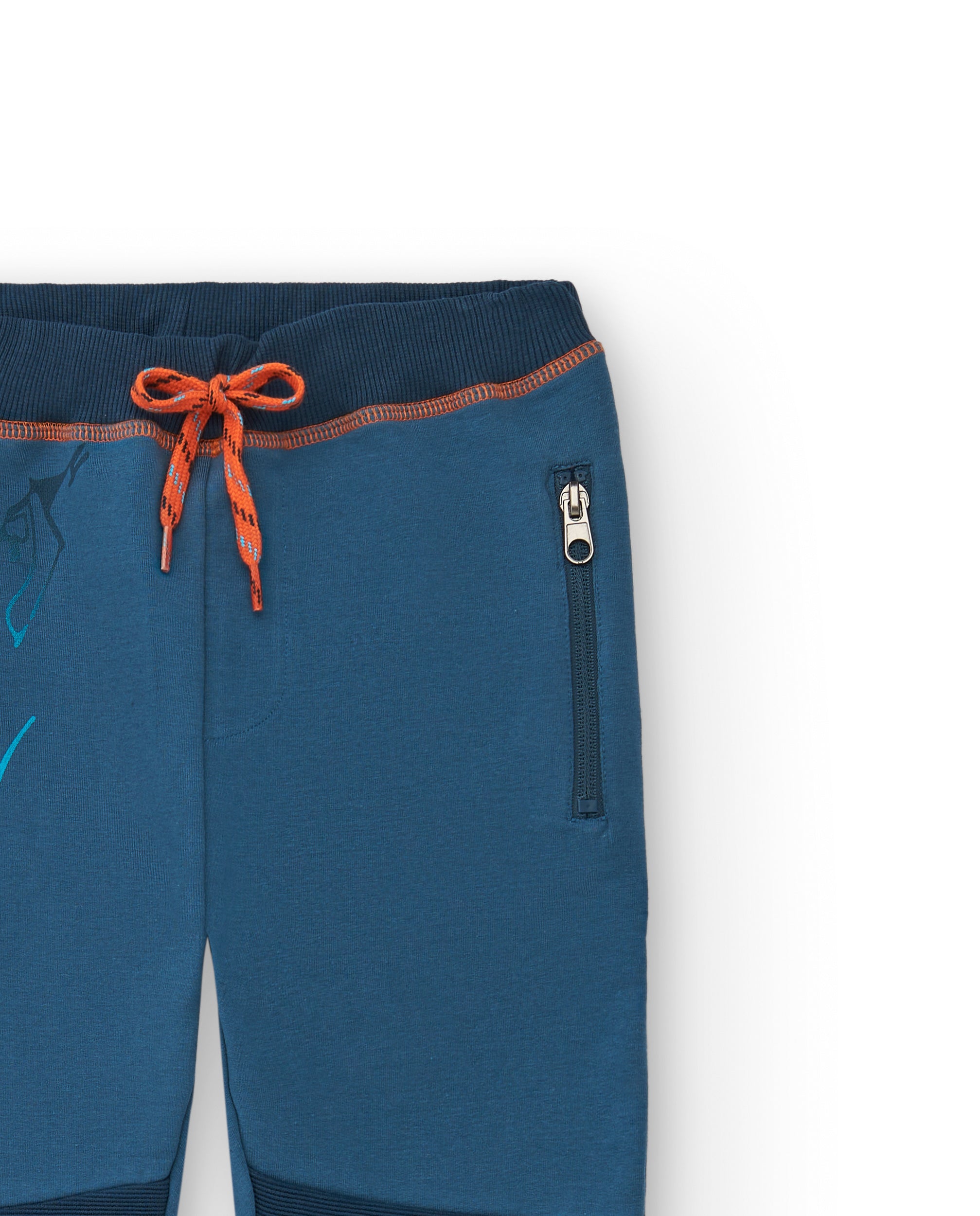 Pantalón felpa para niño en azul con detalles naranjas