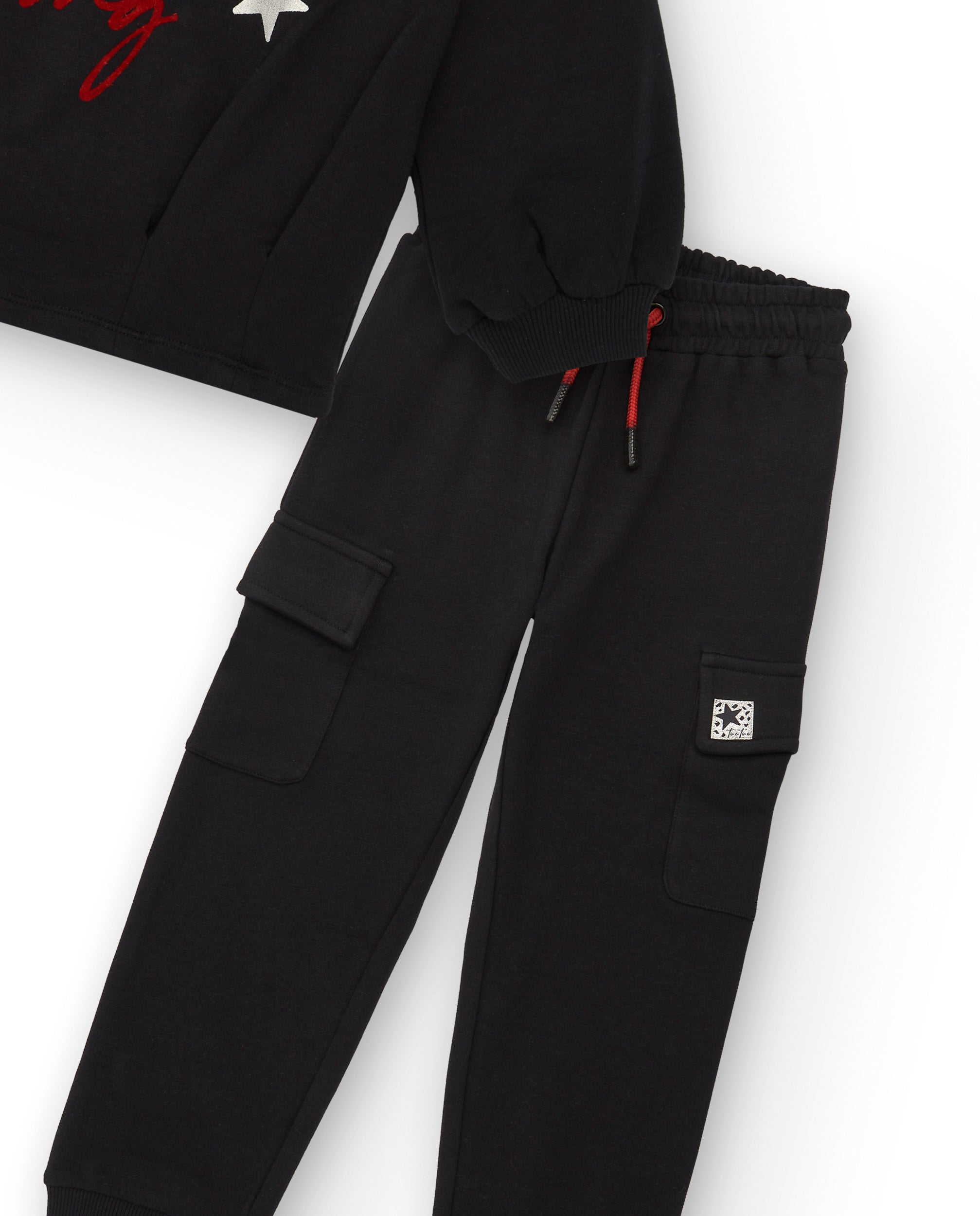 Conjunto sudadera y pantalón jogger negro con estampado para