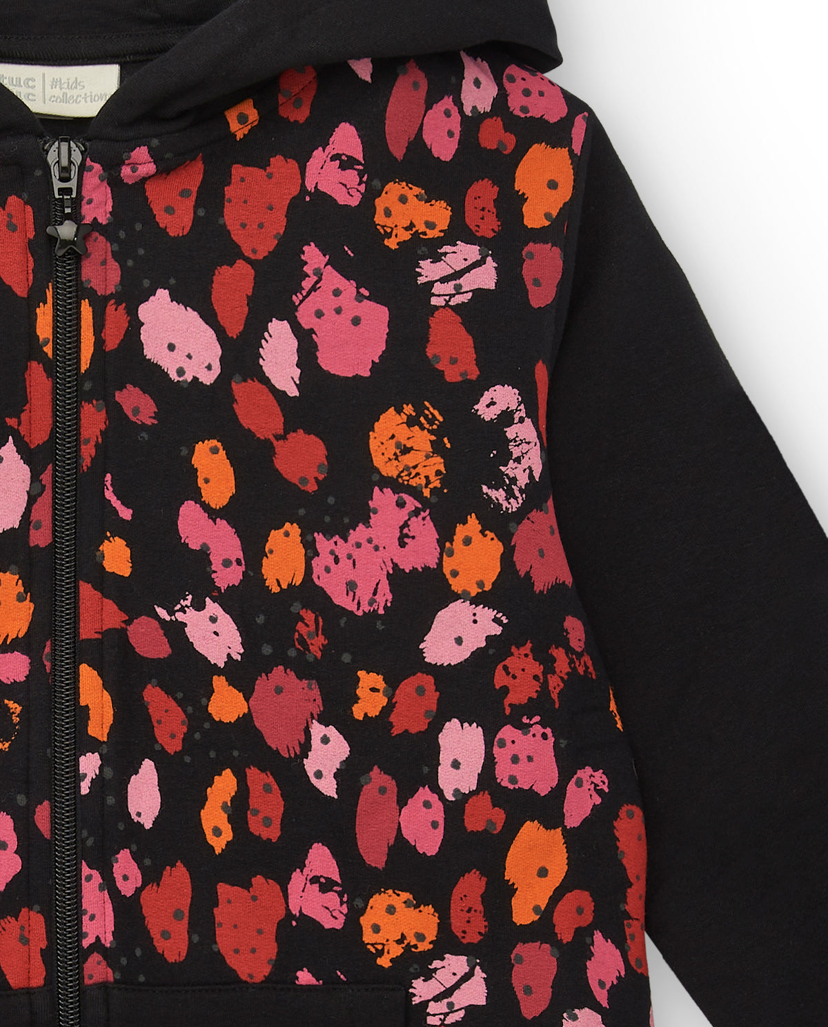 Chaqueta negra con estampado animal print para niña colección