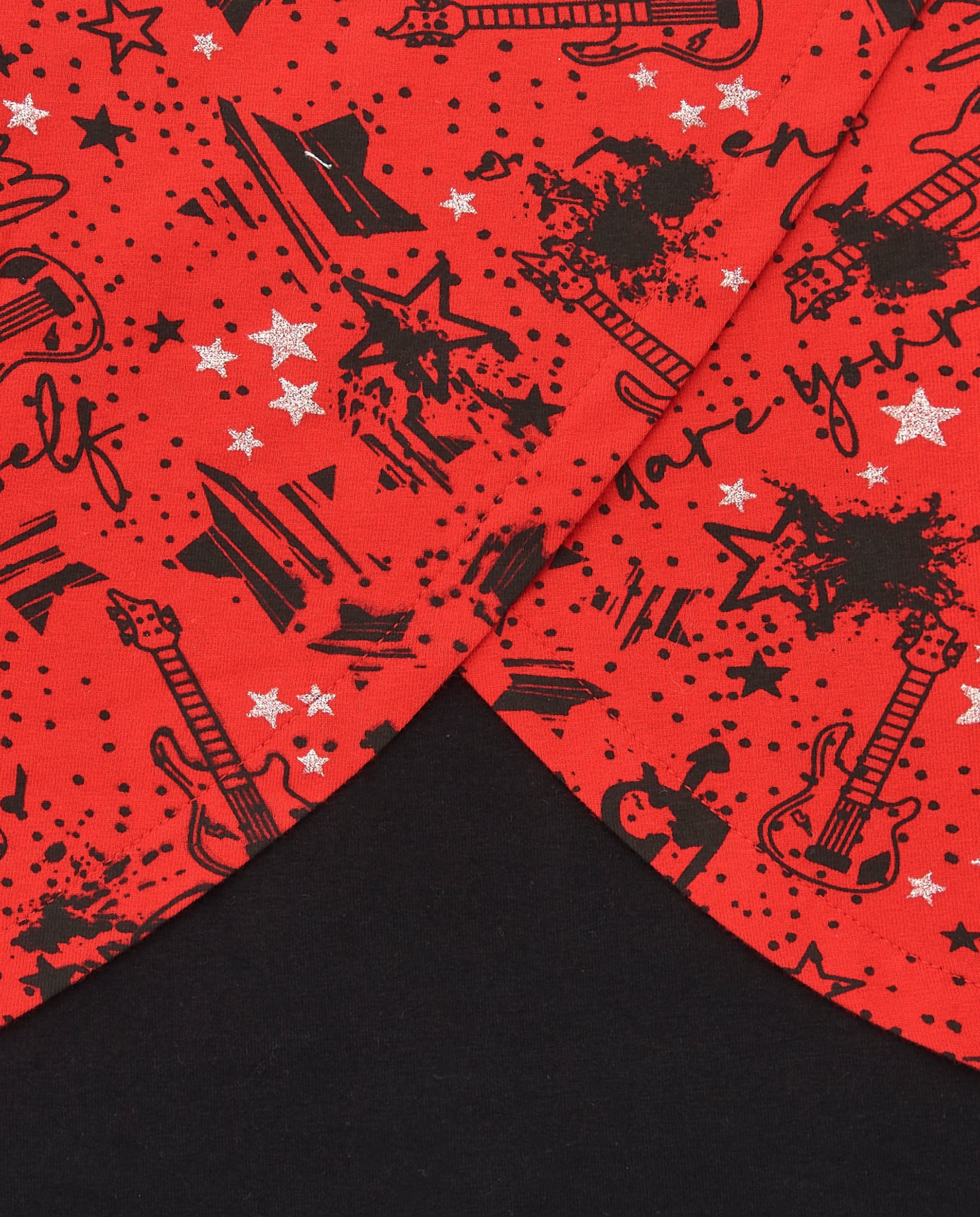 Camiseta roja con estampado musical y detalles negros para niña