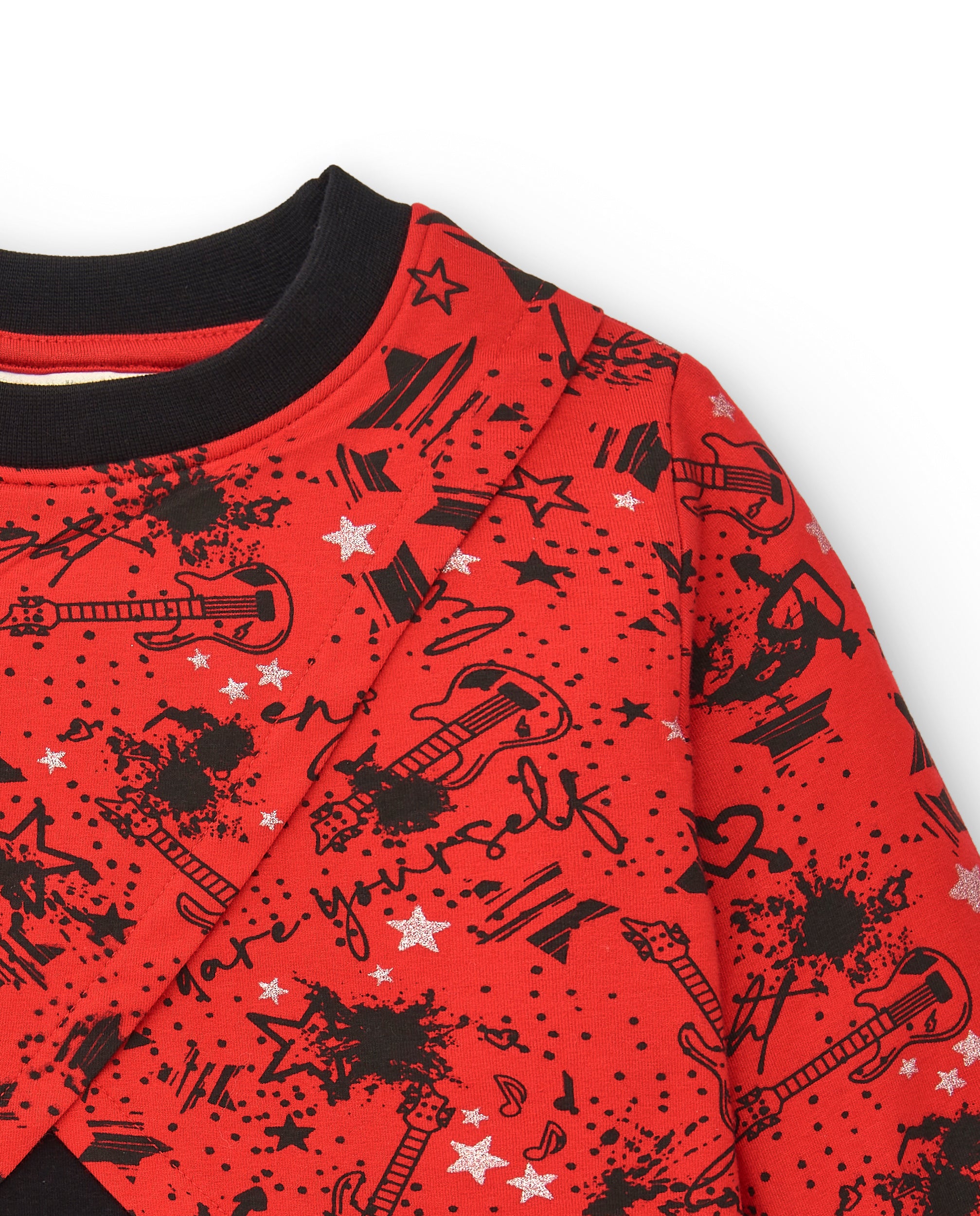 Camiseta roja con estampado musical y detalles negros para niña