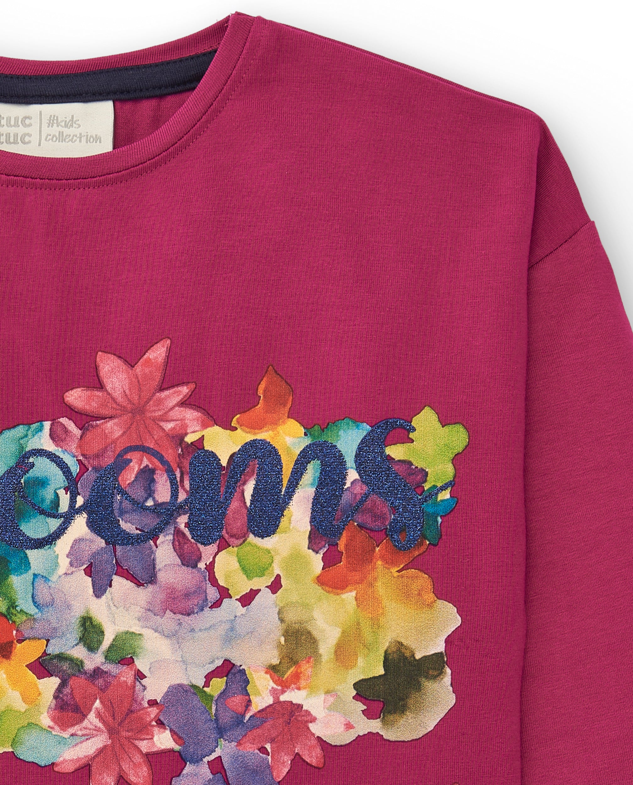 Camiseta fucsia con detalles florales y texto para niña